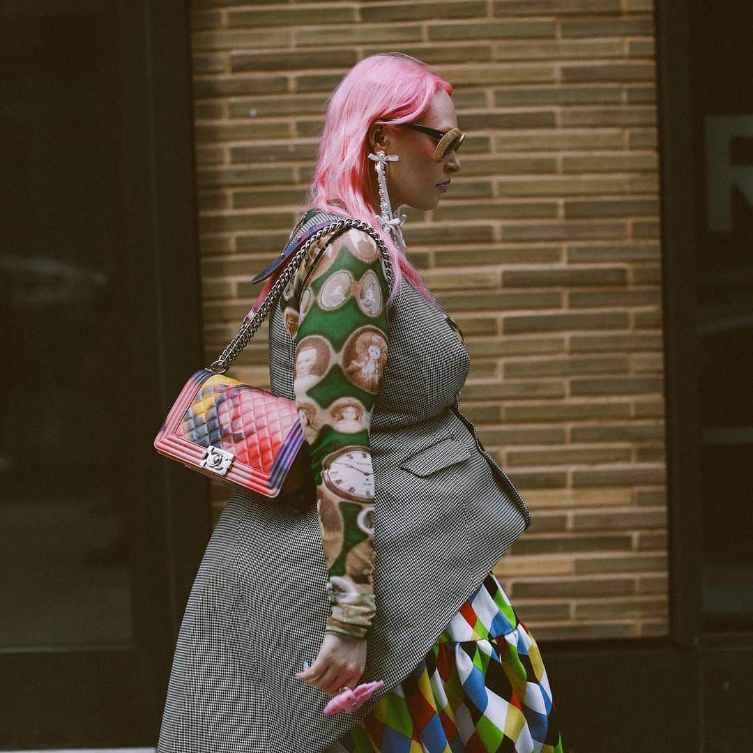ELLE Magazineのインスタグラム：「Swipe for some of the best street style photos from #NYFW. 🔥 Tap the link in bio for more. Photos: @piermodelsjam」