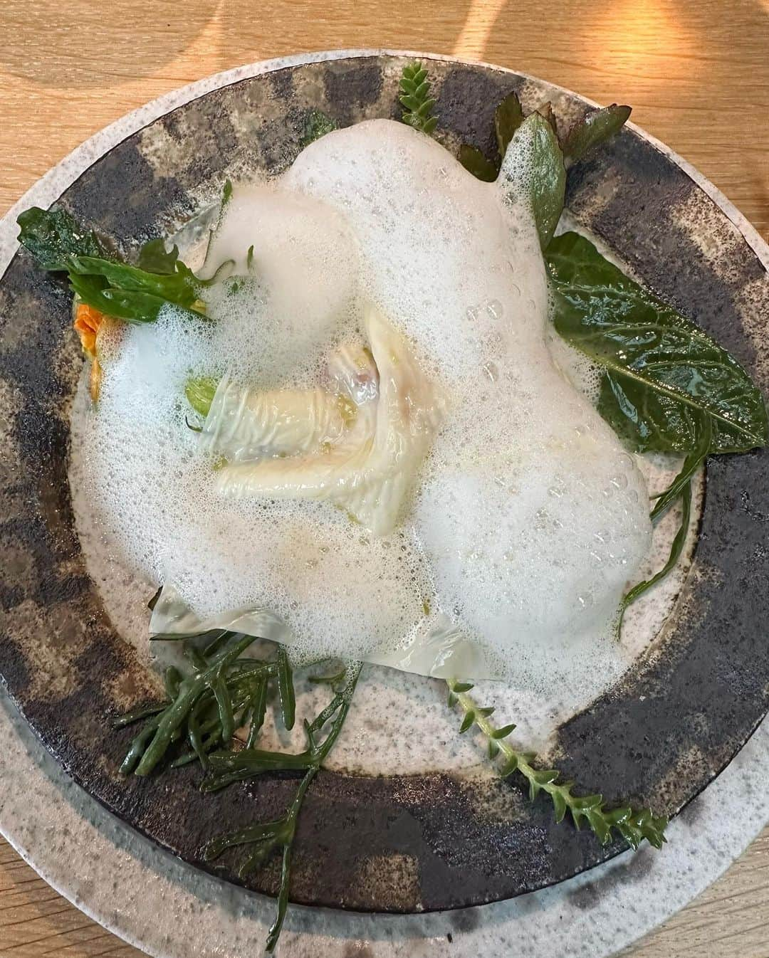 リリー・コリンズさんのインスタグラム写真 - (リリー・コリンズInstagram)「Foam, flowers, friends and family. Thank you @nomacph for another magical evening for the books. The flavors, the plating, the entire production are all just purely mind-blowing. I woke up dreaming of yellow plums and bright green Danish peas…」9月14日 5時39分 - lilyjcollins