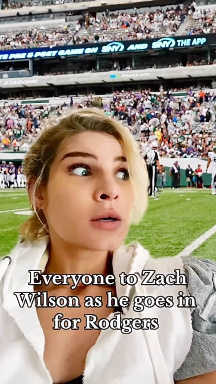 Ashley Haasのインスタグラム：「Well if the image of me as Lloyd Christmas and Zach Wilson doesn’t keep me single forever, I don’t know what will…. 🤷🏼‍♀️😂 #jets #zachwilson #bills #nfl」