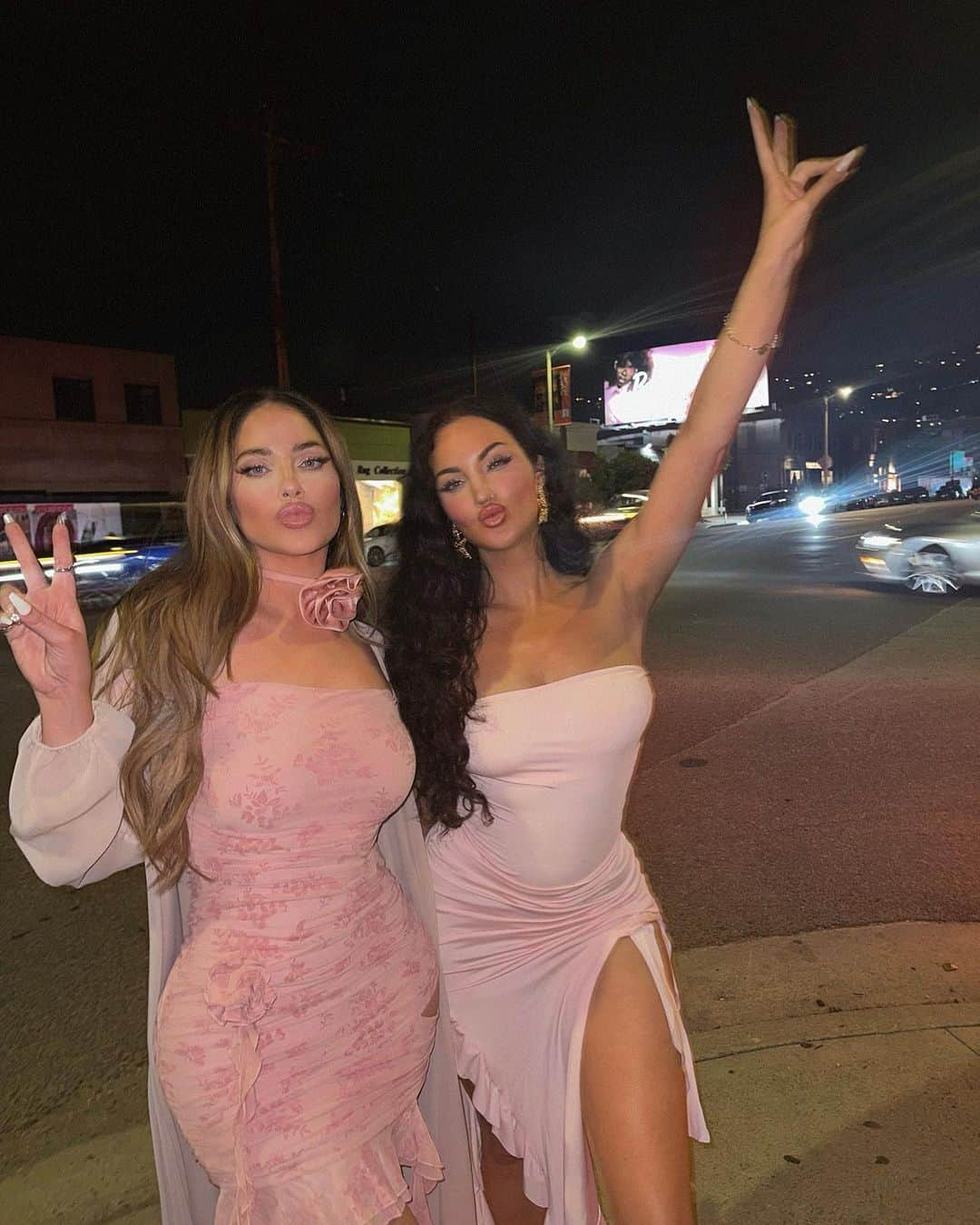 Olivia Piersonさんのインスタグラム写真 - (Olivia PiersonInstagram)「Birthday Dinner with my besties a few weeks ago 💞🎂 @nataliehalcro @justtnic」9月14日 5時43分 - oliviapierson