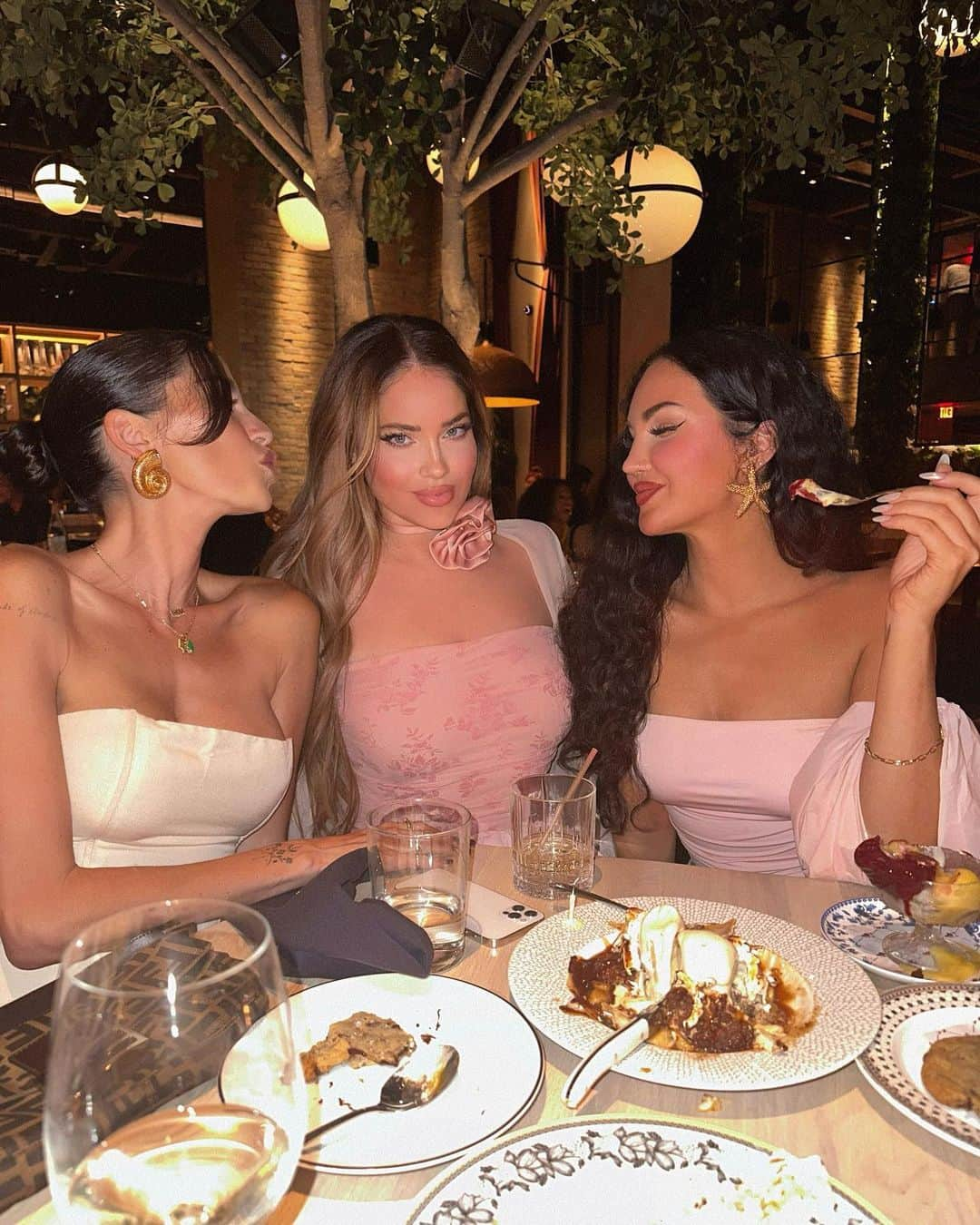 Olivia Piersonさんのインスタグラム写真 - (Olivia PiersonInstagram)「Birthday Dinner with my besties a few weeks ago 💞🎂 @nataliehalcro @justtnic」9月14日 5時43分 - oliviapierson