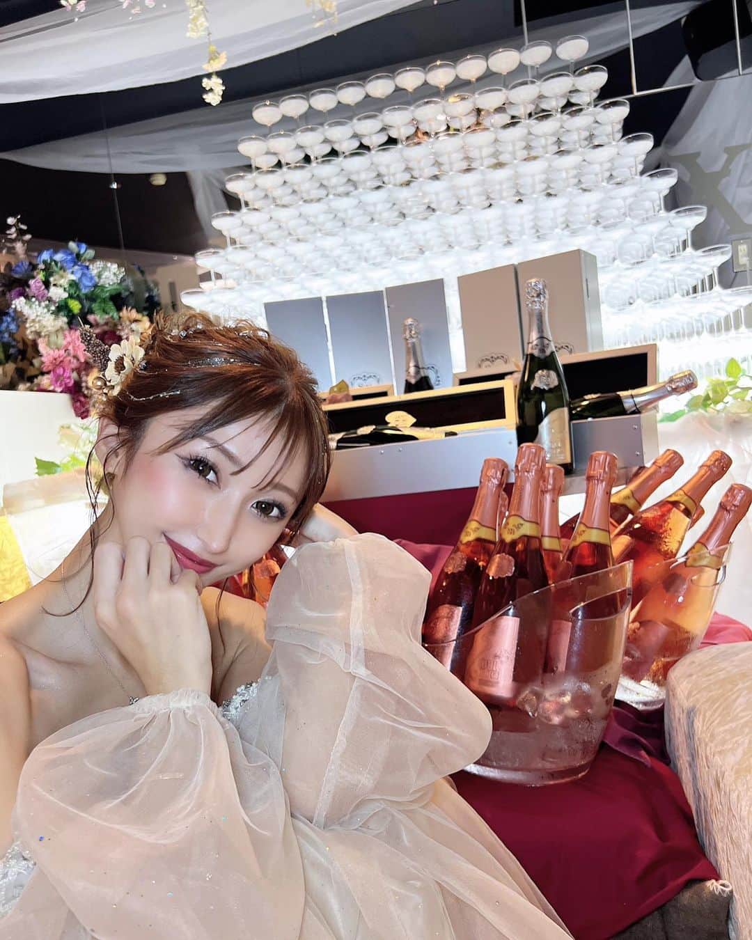 愛沢りんのインスタグラム：「改めてですが ８月２５日２６日のバースデー ほんっとうに本当に幸せでした💓  こんな幸せなバースデーをできたと思うと もう来年が怖いよ笑 これ以上に幸せがあると思えない笑  私って周りに恵まれてるなぁ🥹  当日に来てくださった方には 本当に心からの感謝で溢れてます🥰 大事な時間私に使ってくださって 本当にありがとうございました🥲 迷惑も沢山かけてすみませんでした🥲  とても大好き＼(^o^)／  きてくださった皆様が居なければこんな気持ちに なれなかったし、 一人一人の行動に感動させてもらえて 感謝させてもらえて 胸に、記憶に刻ませてもらってます☺️  一人一人に、不器用ながら 少しでも何かを返して行けたらなと思いました✨  大好きな人に囲まれたバースデー 幸せすぎました😌😌 心から、ありがとうございましたを伝えたいです🩷  なんか伝えたい事うまく伝えれないな笑  当日のことインスタのストーリーで 早く載せたいな☺️ (あまりたくさんは写真もとれてないけど笑)  本当サプライズだらけでした🫣🫣🫣🫣💘」