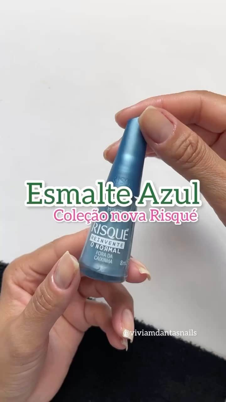 Risqueのインスタグラム：「A vida é muito mais divertida com o vidrinho Fora da Caixinha. 💅 E a @viviamdantasnails  coloriu as próprias unhas e a sua história com esse azul metálico #RisquéReinventeoNormal  Quer aparecer aqui também? Poste as suas unhas com a hashtag#RisquédaSemana!  #EsmaltesRisqué #RisquéOficial #EuQueFizRisqué」