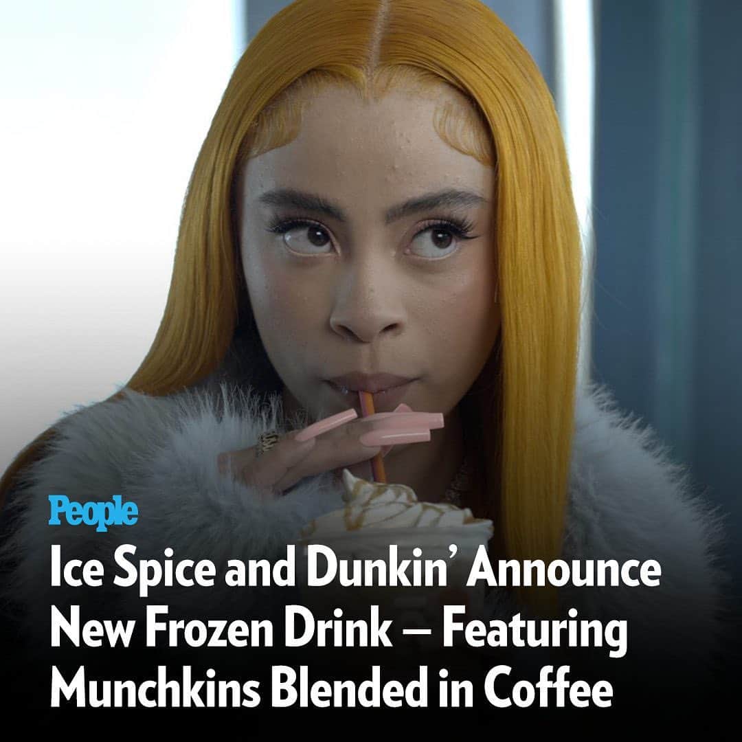 People Magazineさんのインスタグラム写真 - (People MagazineInstagram)「The Ice Spice Munchkins drink — which features a pumpkin Munchkin blended into frozen coffee — is officially available at Dunkin' beginning today! Tap the link in bio for all the details on the new drink. l 📷: Dunkin'」9月14日 5時53分 - people