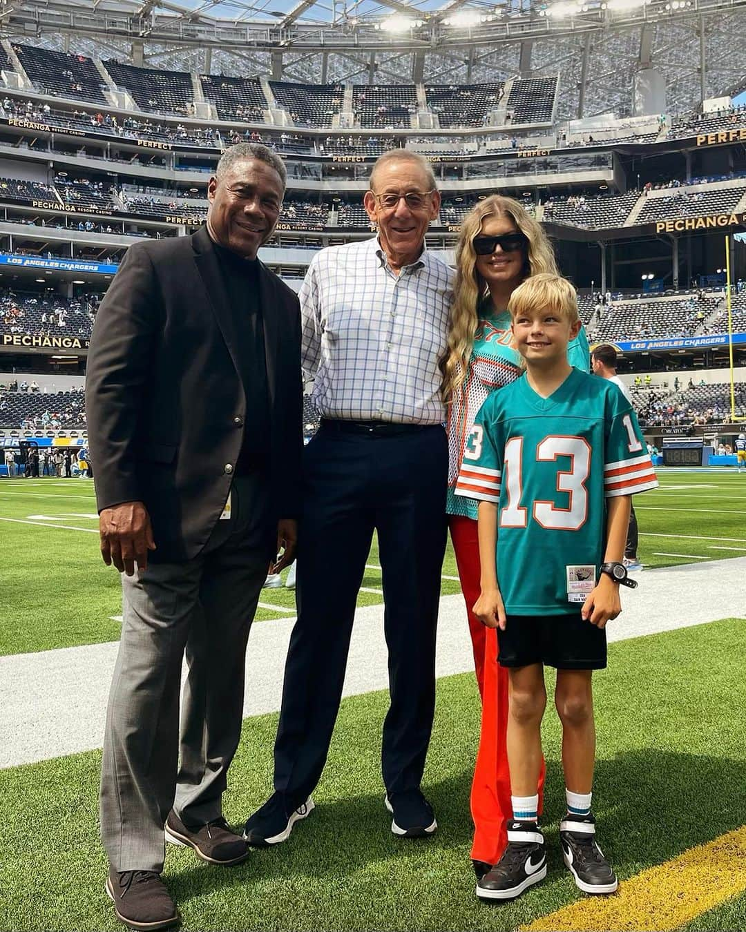 ファーギーさんのインスタグラム写真 - (ファーギーInstagram)「I could feel my dad smiling down on Sunday as the @miamidolphins kicked off the season with a glorious W, and to share that joy with my family was a full circle moment. ✨✨  Thank you @garfinkeltom, @dan13marino, @natmoore_89, @mj003, Stephen Ross, Coach Mike McDaniel, Bill Galante and this incredible team for making this day a magical one.   #finsup 🐬🐬」9月14日 5時55分 - fergie