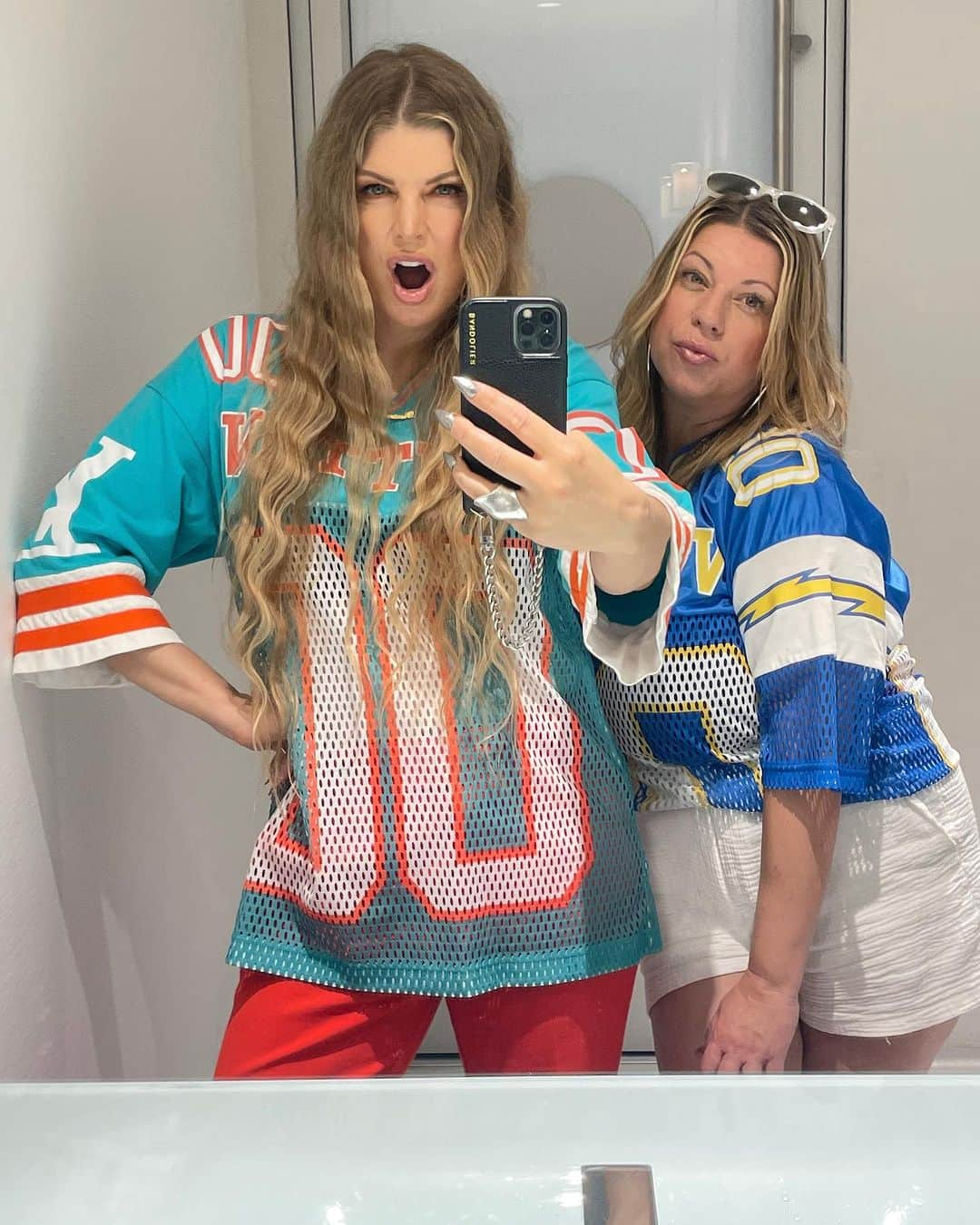 ファーギーさんのインスタグラム写真 - (ファーギーInstagram)「I could feel my dad smiling down on Sunday as the @miamidolphins kicked off the season with a glorious W, and to share that joy with my family was a full circle moment. ✨✨  Thank you @garfinkeltom, @dan13marino, @natmoore_89, @mj003, Stephen Ross, Coach Mike McDaniel, Bill Galante and this incredible team for making this day a magical one.   #finsup 🐬🐬」9月14日 5時55分 - fergie