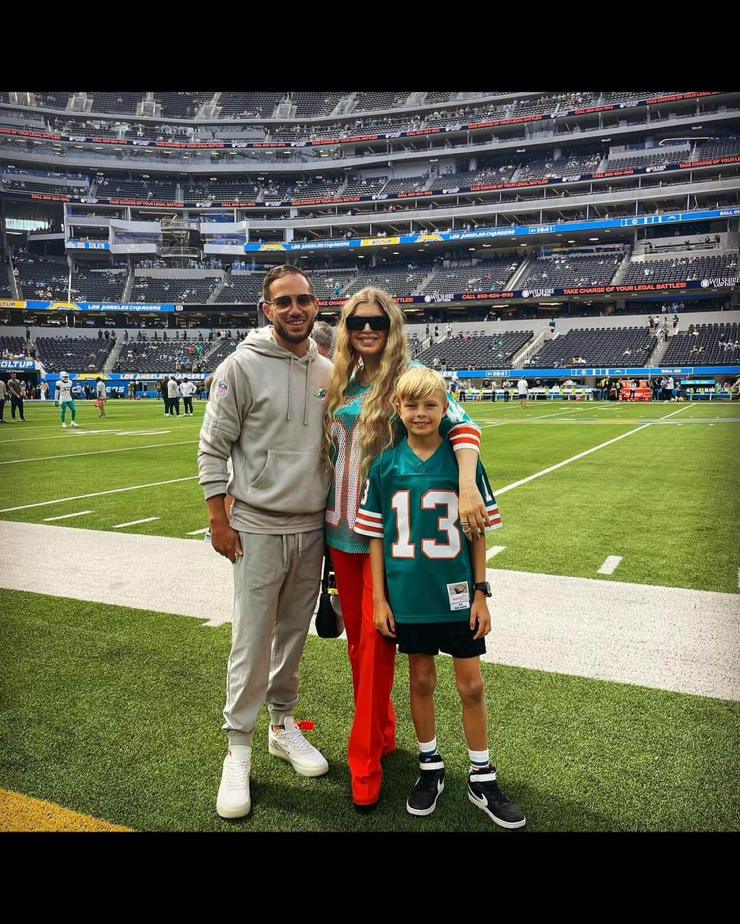 ファーギーさんのインスタグラム写真 - (ファーギーInstagram)「I could feel my dad smiling down on Sunday as the @miamidolphins kicked off the season with a glorious W, and to share that joy with my family was a full circle moment. ✨✨  Thank you @garfinkeltom, @dan13marino, @natmoore_89, @mj003, Stephen Ross, Coach Mike McDaniel, Bill Galante and this incredible team for making this day a magical one.   #finsup 🐬🐬」9月14日 5時55分 - fergie