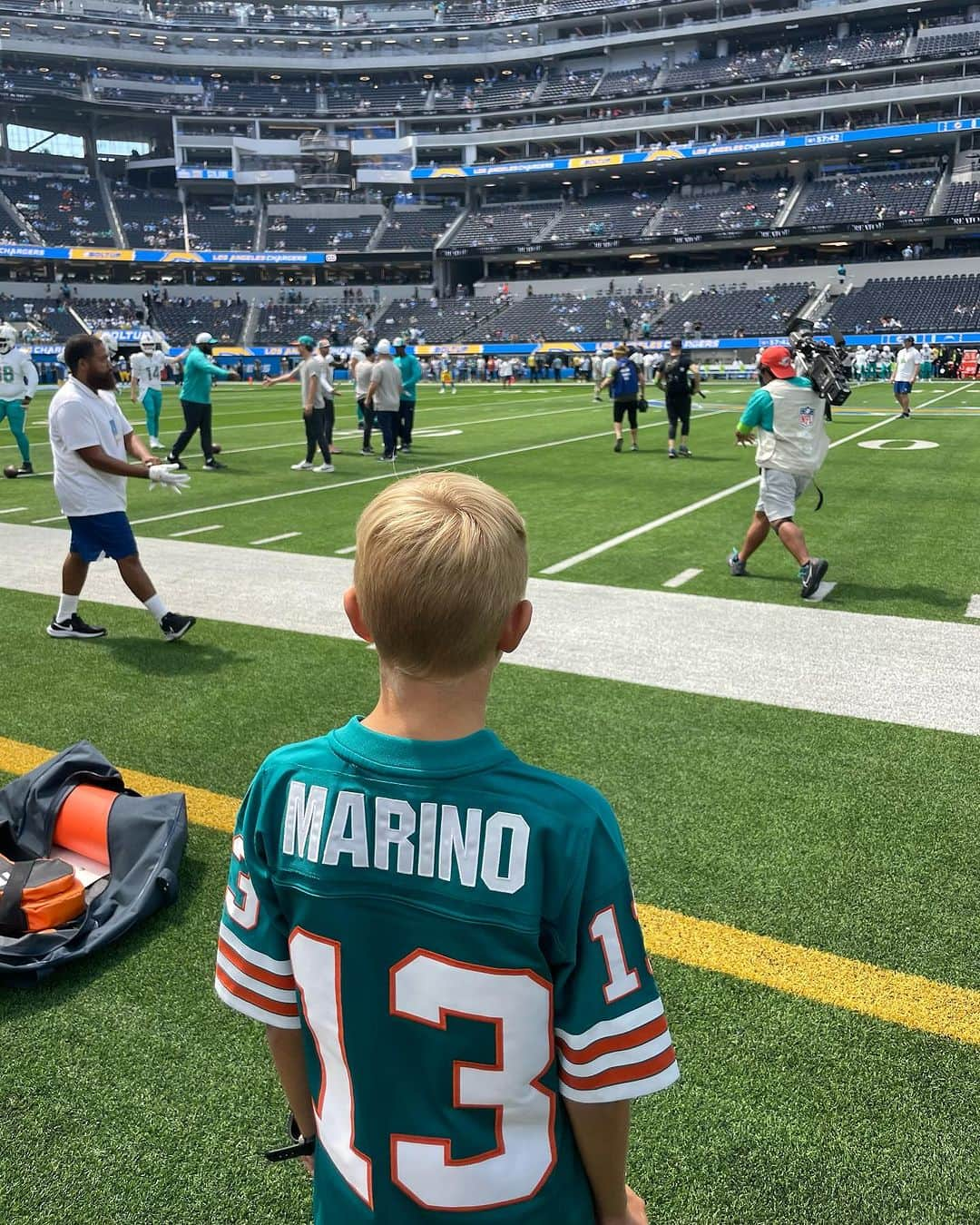 ファーギーさんのインスタグラム写真 - (ファーギーInstagram)「I could feel my dad smiling down on Sunday as the @miamidolphins kicked off the season with a glorious W, and to share that joy with my family was a full circle moment. ✨✨  Thank you @garfinkeltom, @dan13marino, @natmoore_89, @mj003, Stephen Ross, Coach Mike McDaniel, Bill Galante and this incredible team for making this day a magical one.   #finsup 🐬🐬」9月14日 5時55分 - fergie