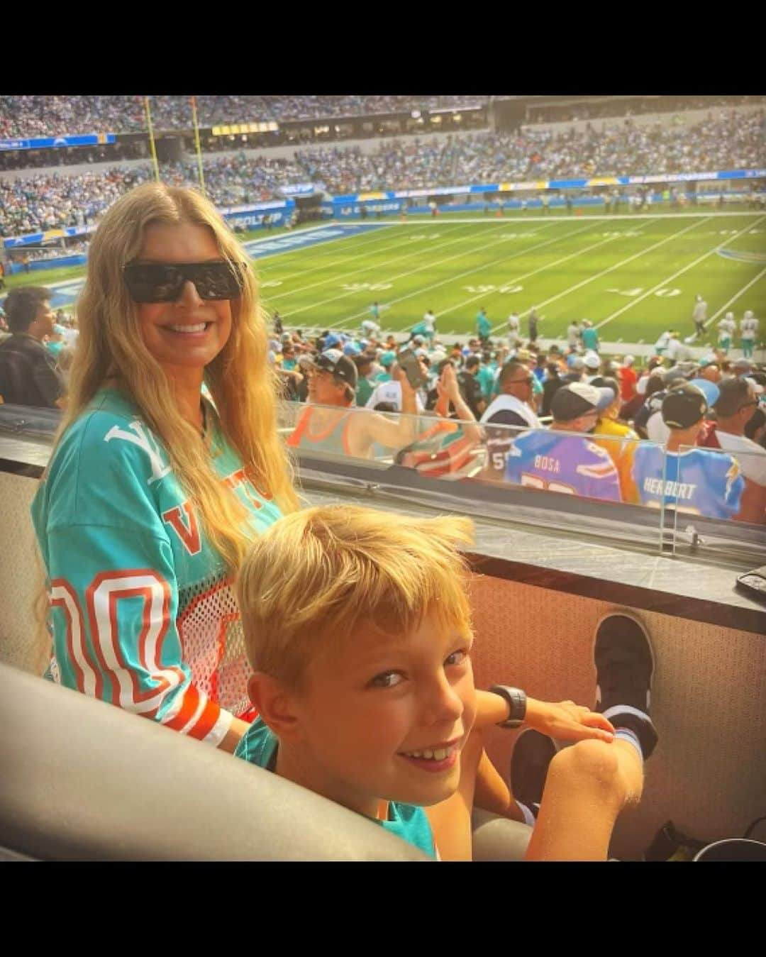 ファーギーさんのインスタグラム写真 - (ファーギーInstagram)「I could feel my dad smiling down on Sunday as the @miamidolphins kicked off the season with a glorious W, and to share that joy with my family was a full circle moment. ✨✨  Thank you @garfinkeltom, @dan13marino, @natmoore_89, @mj003, Stephen Ross, Coach Mike McDaniel, Bill Galante and this incredible team for making this day a magical one.   #finsup 🐬🐬」9月14日 5時55分 - fergie