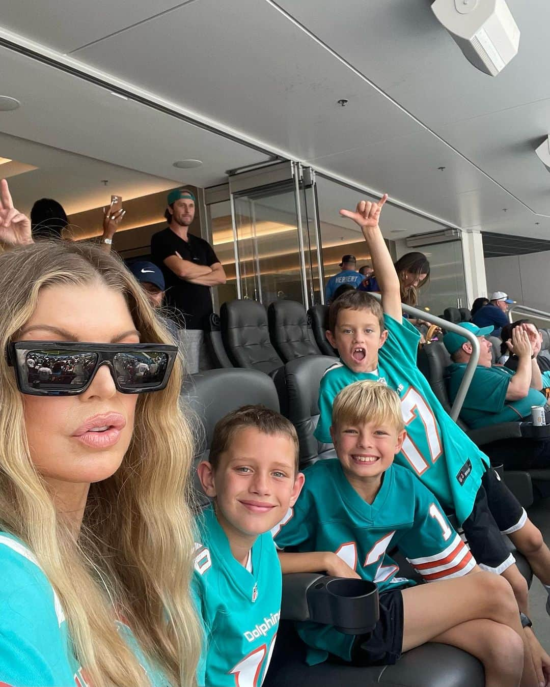 ファーギーさんのインスタグラム写真 - (ファーギーInstagram)「I could feel my dad smiling down on Sunday as the @miamidolphins kicked off the season with a glorious W, and to share that joy with my family was a full circle moment. ✨✨  Thank you @garfinkeltom, @dan13marino, @natmoore_89, @mj003, Stephen Ross, Coach Mike McDaniel, Bill Galante and this incredible team for making this day a magical one.   #finsup 🐬🐬」9月14日 5時55分 - fergie