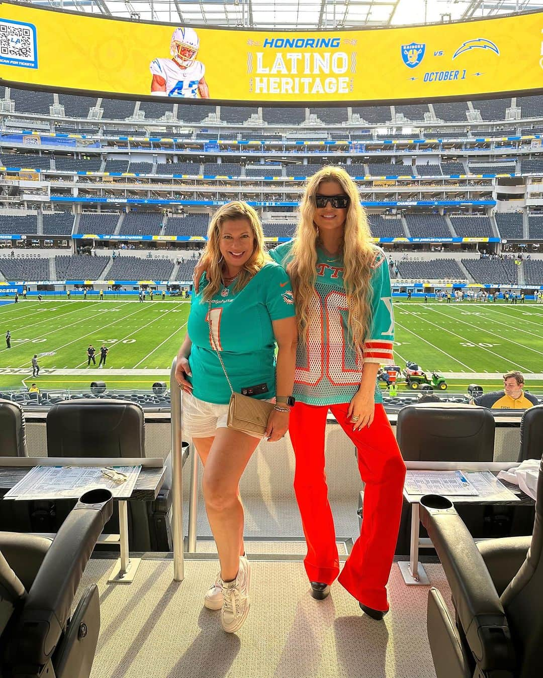 ファーギーさんのインスタグラム写真 - (ファーギーInstagram)「I could feel my dad smiling down on Sunday as the @miamidolphins kicked off the season with a glorious W, and to share that joy with my family was a full circle moment. ✨✨  Thank you @garfinkeltom, @dan13marino, @natmoore_89, @mj003, Stephen Ross, Coach Mike McDaniel, Bill Galante and this incredible team for making this day a magical one.   #finsup 🐬🐬」9月14日 5時55分 - fergie