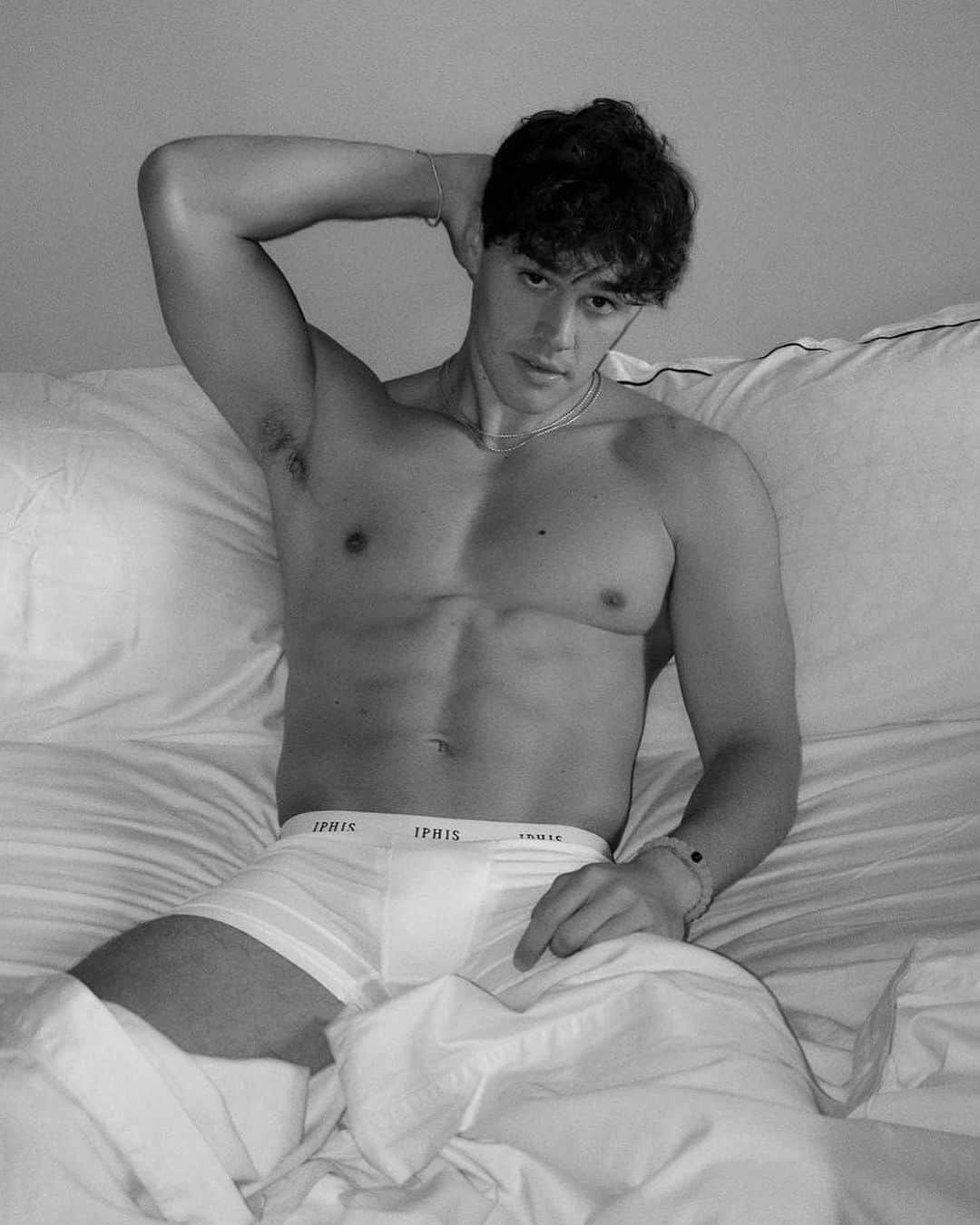 Cosmopolitanのインスタグラム：「Noah Beck’s new underwear brand @iphis_ was basically designed to amp up your thirst traps. 🔥 We got the TL;DR on the brand and even scored some tips and tricks from the King of Thirst himself. Enjoy it at the link in bio.   #rg @iphis_」