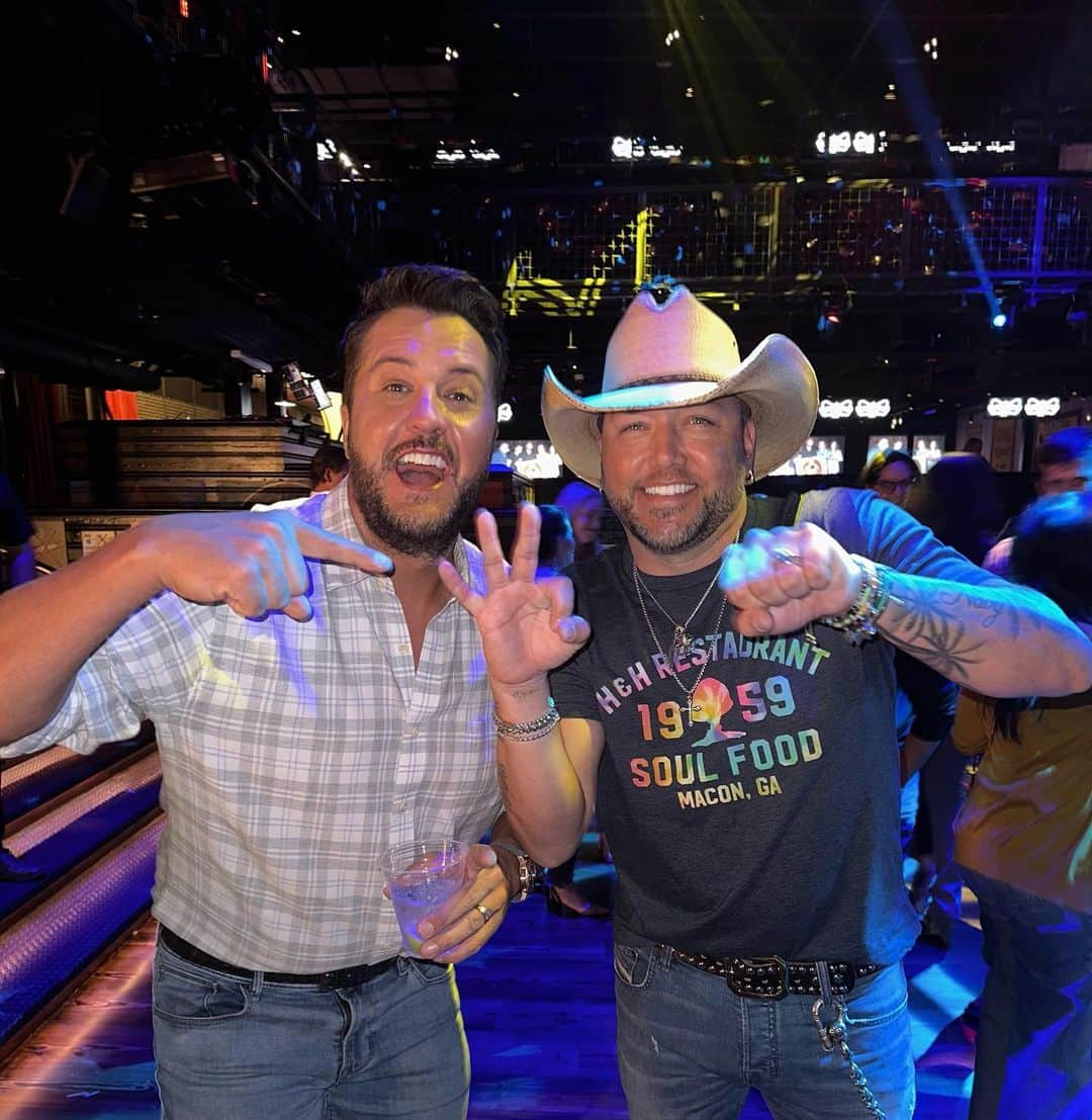 ジェイソン・アルディーンさんのインスタグラム写真 - (ジェイソン・アルディーンInstagram)「Congrats to my brother @lukebryan on his 30 number 1’s. Glad I got to be there to help ya celebrate buddy. 🤜🏼🤛🏼」9月14日 6時14分 - jasonaldean