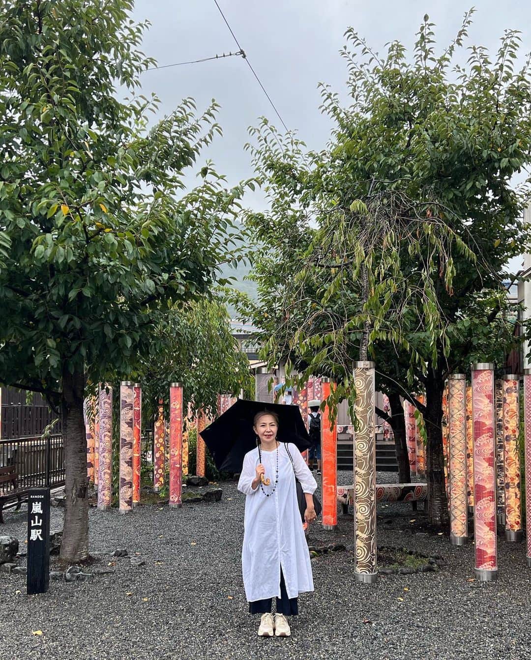 阿久津ゆりえさんのインスタグラム写真 - (阿久津ゆりえInstagram)「豪雨の嵐山☔️ 初めて行ったのに雨強すぎて全然回れず...😂 (それでもすごいいっぱいの人だった！) 早々に退散してしまったのでまたリベンジしに行きます🚃💨  京都旅は母、めみちゃんハイライトで締め〆 #kyoto #いっぱい食べる君が好き #ハンカチ紛失捜索発見事件 #嵯峨野湯 #yurie_travel」9月14日 6時13分 - yurie__a