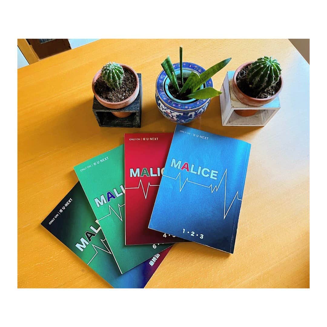 のインスタグラム：「いよいよ今晩第1話配信スタート❣️  U-NEXT制作オリジナルドラマ『MALICE』（全8話） 📍19時より毎週木曜最新話配信  #林遣都さん #高梨臨 さん　#佐藤隆太さん のトリプル主演  私は山中聡さん演じる＂小園洋平＂の妻・小園真由子役で出演します。  これからどんな関わり方をしていくのかは見ていただけますと〜🤭  #UNEXT #MALICE #マリス #小園真由子役 #黒沢あすか」