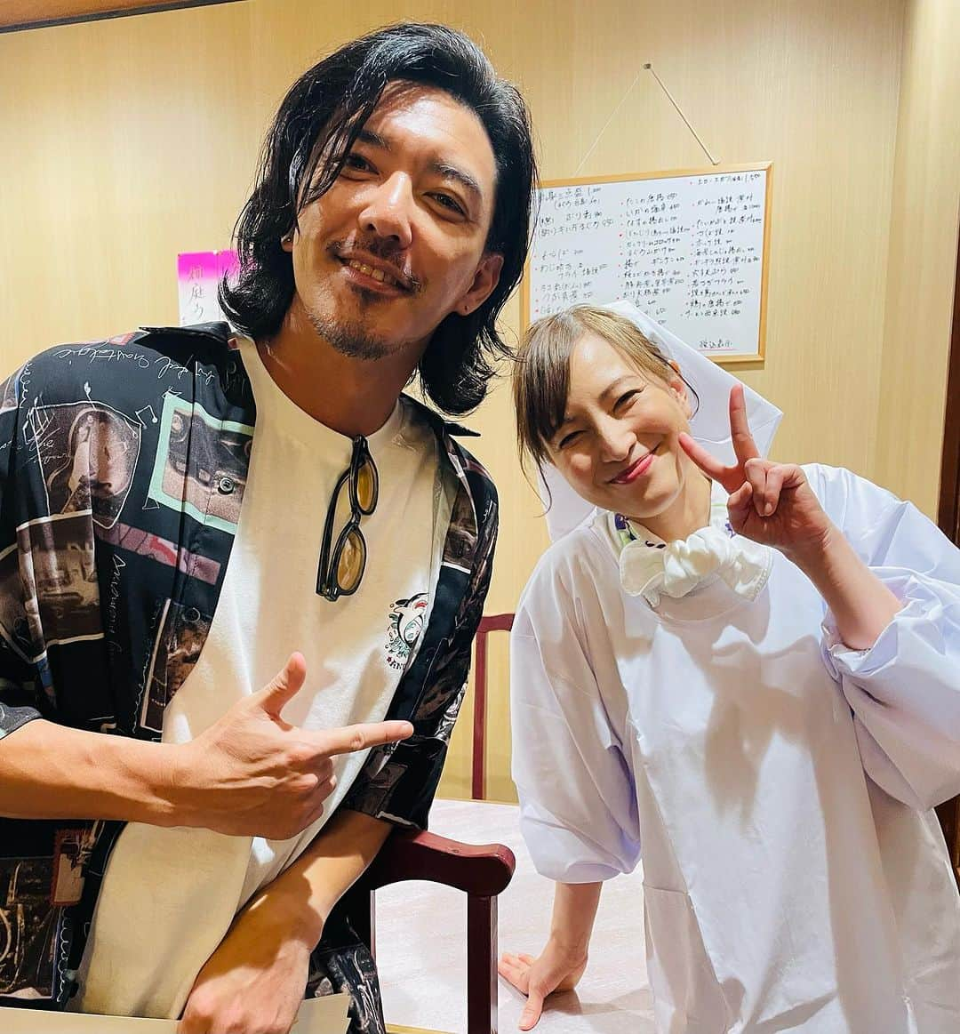 金子昇のインスタグラム：「チャーミングオブチャーミング！ 鈴木杏樹さん。先日撮影したARAKAWA UNDER9の現場にて。現場に活気と元気を与えてくれる方で素敵な方でしたー！  #鈴木杏樹 #映画 #ARAKAWAUNDER9 #金子昇  舞台　新宿羅生門 劇場:こくみん共済coopホール/スペース・ゼロ  公演期間:2023年9月22日(金)〜10月1日(日)  http://askcoltd.com/rashomon-stage/  長崎　オールディーズライブ 2023年10月22日 Dining&PoolBar HARRY (ハリー) 長崎市浜町10-11 稲垣屋ビル2F  舞台「果てしない海の向こうへ」 〜月の裏側から〜Jupiter 2023年11月22(水)〜26（日）全８回 六行会ホール」