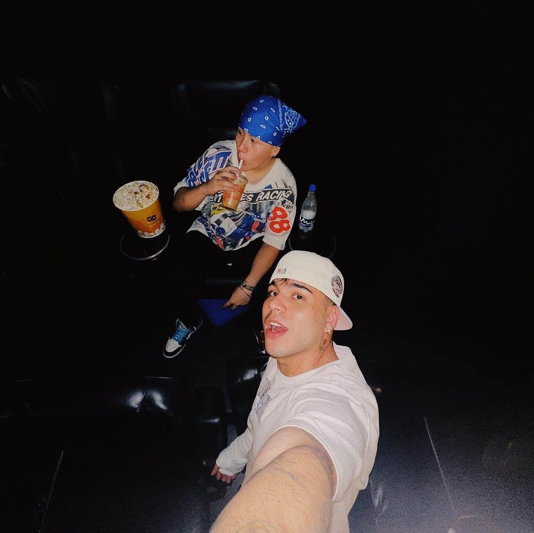 のインスタグラム：「No puedo hablar de mí y todo lo maravilloso que ha ocurrido en mi vida, sin hablar de mi persona favorita. Juan no sólo es mi hermano y hoy hace 16 años no sólo fue el día favorito de mi vida, sino que es la persona que más me hace creer en mí, es mi balance, mi polo a tierra, mis ganas de ser un buen ejemplo, mi superhéroe favorito, y muchísimas cosas más que seguro no cabrán en este texto. Hermano, no puedo creer en el hombrecito que te has convertido, estoy demasiado orgulloso de ti, de tu crecimiento.. de siempre haber hecho parte de él incluso en la distancia, gracias por siempre esperarme, gracias por emocionarte, gracias por amarme tanto a pesar de las ausencias, eres de lo más valioso que tengo y me siento demasiado afortunado de ser tu hermano. AQUÍ UNA SERIE DE VIDEOS QUE TE RECUERDEN LO MARAVILLOSO QUE ERES DESDE SIEMPRE Y LO FELIZ QUE SOY DE HABER DADO CADA PASO DE MIS SUEÑOS, AL LADO TUYO, SIN TI NADA DE ESTO HABRÍA SIDO POSIBLE, JUANCHO 🫂❤️‍🩹✨ TE AMO HERMANO, TE AMO SIEMPRE! FELIZ CUMPLEAÑOSSSSSSS 🥳🥳🥳」