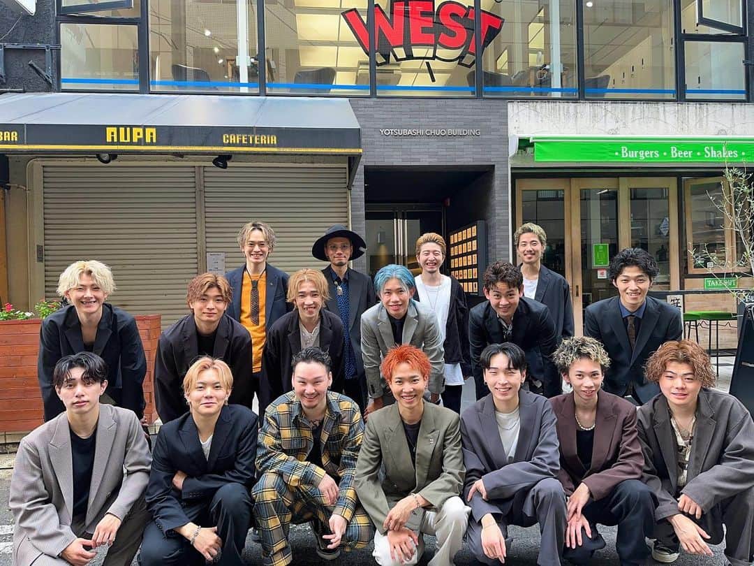 のインスタグラム：「㊗️ 10周年 ㊗️  本日 9/14で【OCEANTOKYO 】 オープン10周年となりました🎊  お客様方をはじめ、 数多くの方々のご支援があったからこそ、 この日を迎えることができました🎉  いつも本当に本当にありがとうございます！  皆様へ恩返しをするべく、 WEST店、大阪店共にさらにギアを上げて、 一生懸命に取り組んでいきたいと思いますので、 これからも何卒よろしくお願い致します🙇🏻  #10周年 #OCEANTOKYO #美容室 #メンズカット #メンズヘア #メンズ髪型 #メンズ美容師 #OCEANTOKYOWEST #大阪 #大阪美容室」