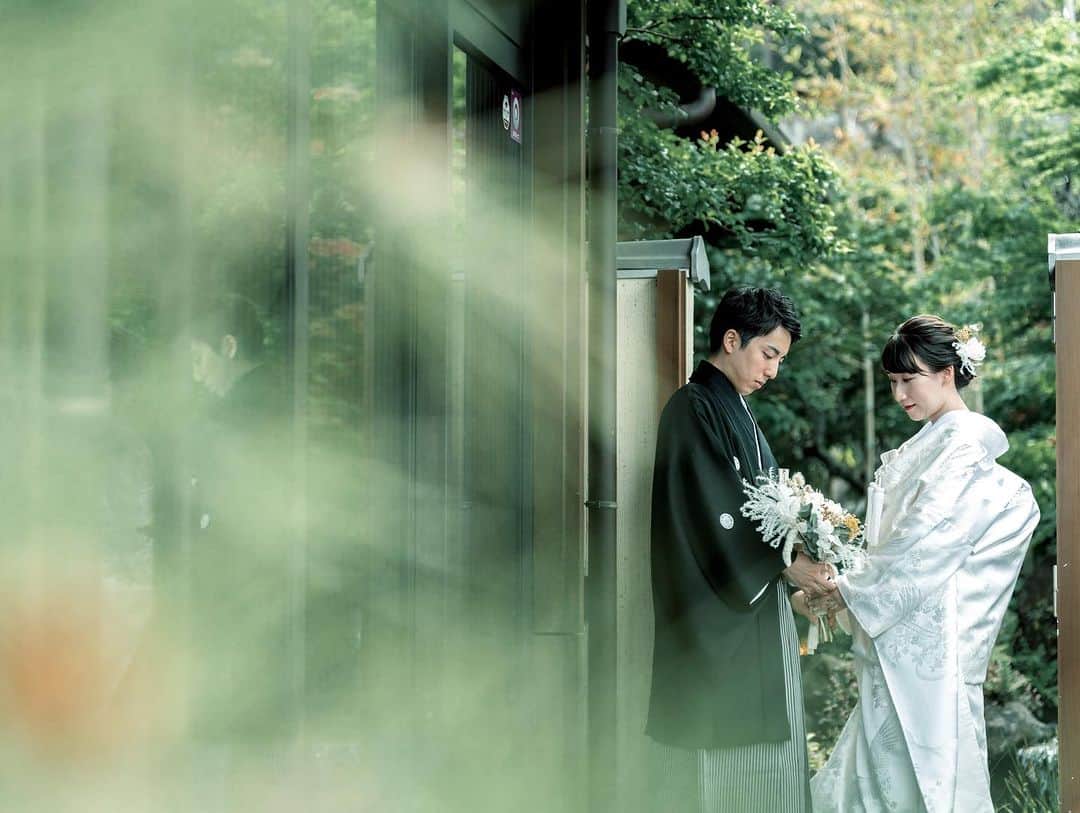 KIYOMIZU京都東山 公式さんのインスタグラム写真 - (KIYOMIZU京都東山 公式Instagram)「. 新緑の中で微笑むおふたり＊*  KIYOMIZU京都東山ならではの 緑が溢れる澄んだ庭園で 素敵なお写真を残しませんか？  ----------------------  @kiyomizu_kyoto_higashiyama をフォローし 【#kiyomizu京都東山】で検索してくださいね❖  #スタイルズ花嫁 #KIYOMIZU京都東山 #KIYOMIZU花嫁 #ブライダルハウスtutu #シェアーズヘアメイク #京都花嫁 #京都結婚式 #京都結婚式場 #おしゃれ花嫁 #前撮り #後撮り #ウェディングフォト #フォトウェディング #和婚 #京都婚 #日本庭園 #庭園  #京都 #京都東山 #東山」9月14日 11時48分 - kiyomizu_kyoto_higashiyama