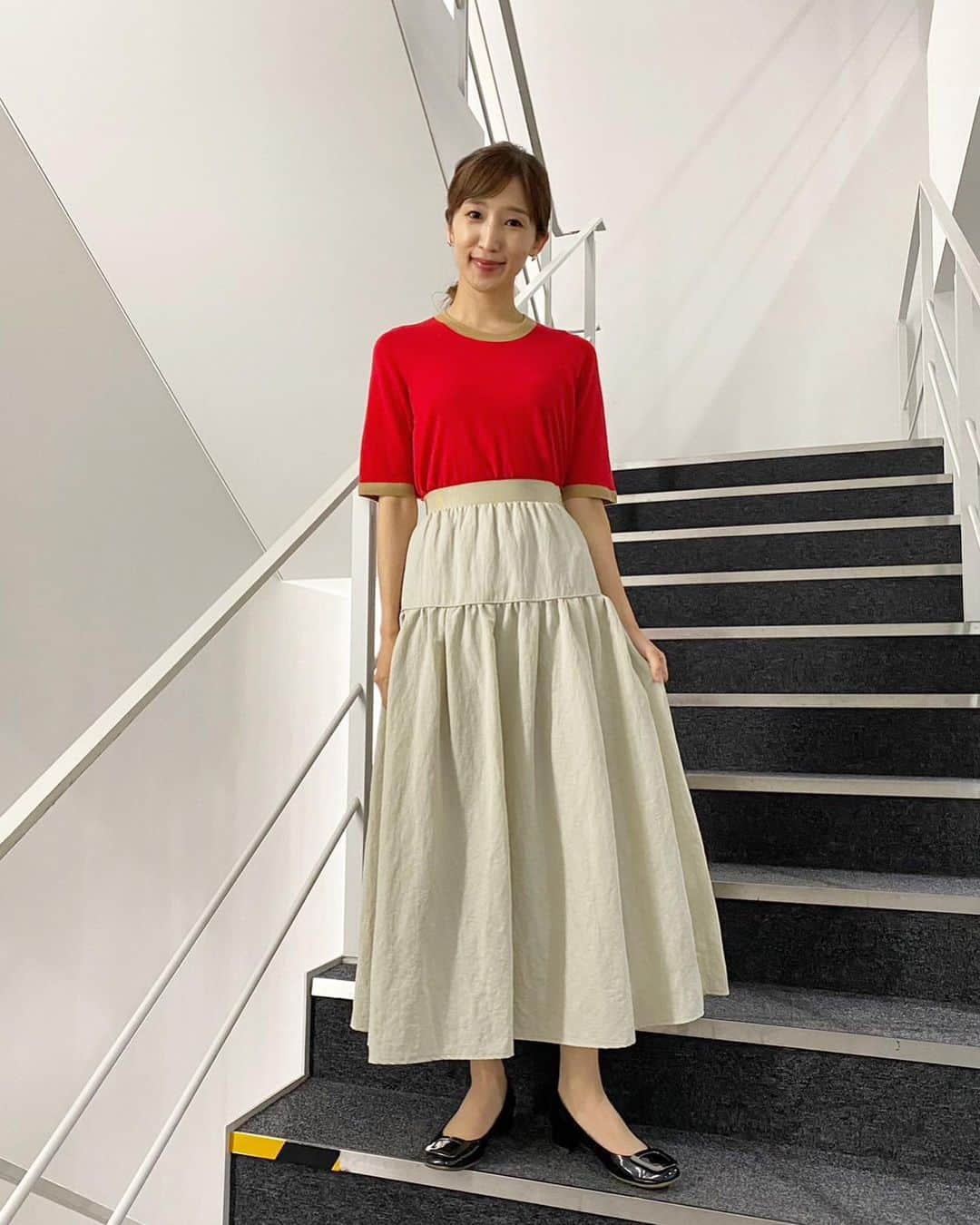 眞家泉さんのインスタグラム写真 - (眞家泉Instagram)「. 2023/09/12火 tops  #ANAYI skirt  #JILLSTUART pierce  #ete hair&make  @re.7777777   赤色ニットにふわっとスカート 秋らしい装いになってきています🍁  #衣装 #報道ステーション #報ステ #テレビ朝日」9月14日 11時49分 - maie_izumi