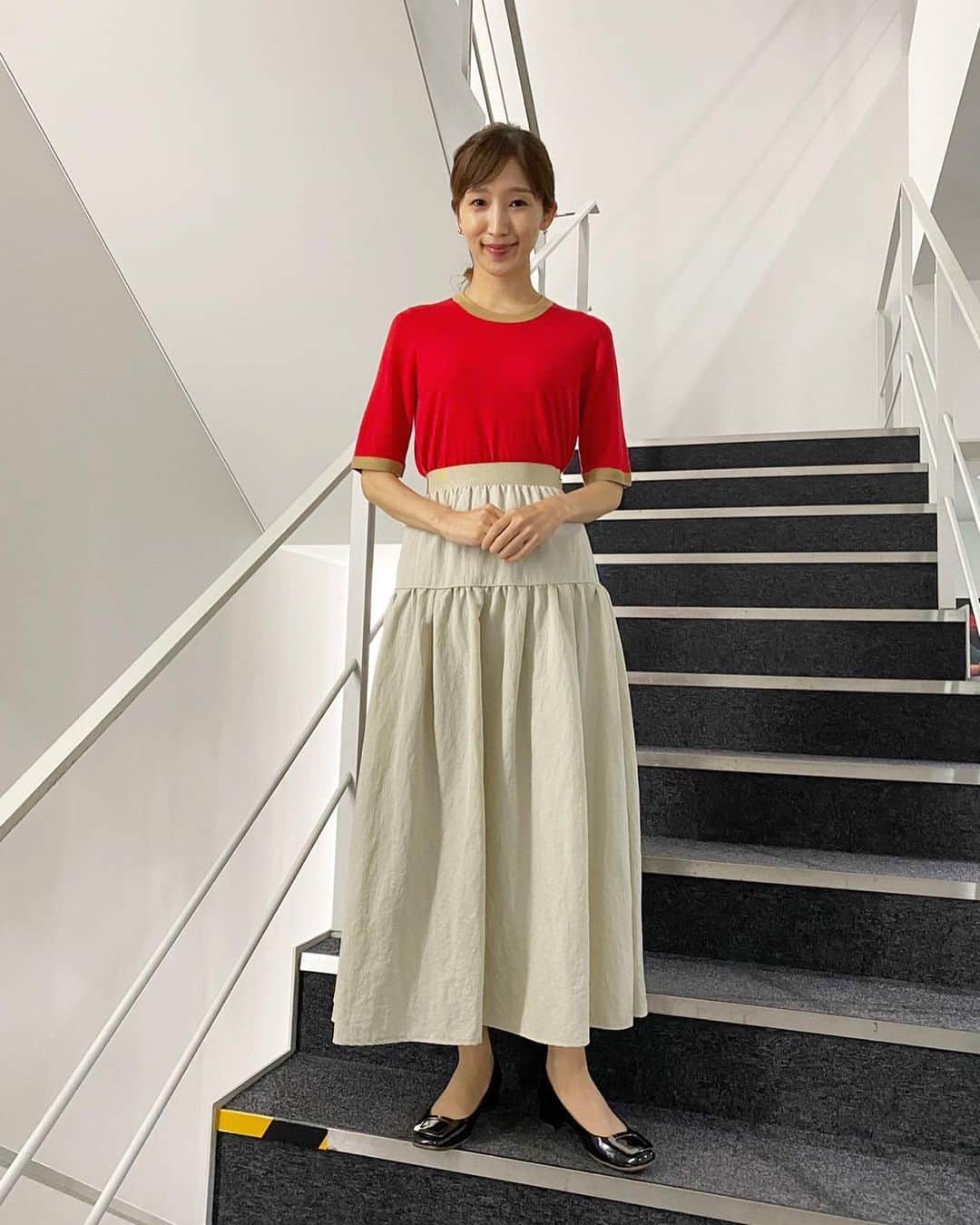 眞家泉さんのインスタグラム写真 - (眞家泉Instagram)「. 2023/09/12火 tops  #ANAYI skirt  #JILLSTUART pierce  #ete hair&make  @re.7777777   赤色ニットにふわっとスカート 秋らしい装いになってきています🍁  #衣装 #報道ステーション #報ステ #テレビ朝日」9月14日 11時49分 - maie_izumi