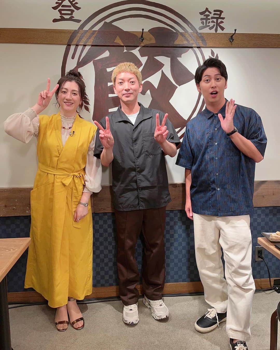 野々村友紀子のインスタグラム：「本日9月14日（木）23:00〜フジテレビ【トークィーンズ】  売れまくり芸人ニューヨークに、肉汁餃子のダンダダンで事前取材して来ましたよ🗽🥟  二人の意外な素顔に驚き🫢 嶋佐くんの適当さに驚愕！  スタジオでもおもしろくてステキなコンビでしたよー  衣装はこちら↓ ★ロケ ピアス @imac_jewelry  ネックレス @abiste_official   ★スタジオ ワンピース @obli_official  ネックレス @imac_jewelry  ピアス、バングル、リング @abiste_official」