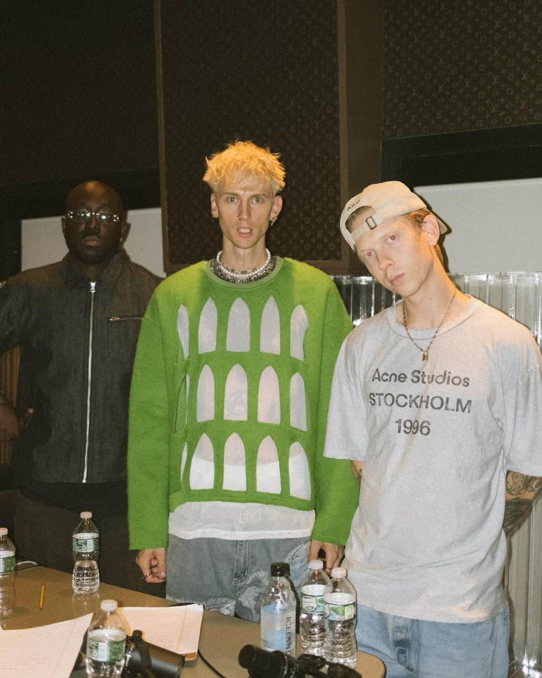 Young Gunnerさんのインスタグラム写真 - (Young GunnerInstagram)「i traded in my cigarettes for incense」9月14日 6時26分 - machinegunkelly