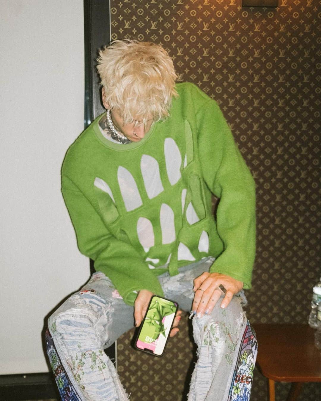 Young Gunnerのインスタグラム：「i traded in my cigarettes for incense」