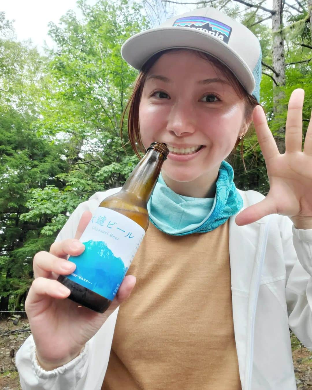 加藤ツバキのインスタグラム：「先週末の山旅は富士見平小屋泊からの金峰山でした🙌1日目は瑞牆山の予定でしたがうっすら雨なので計画変更 小屋でまったりビールタイムに😂ゆるっと登山隊ですからこんなんもありありです🍻 鹿肉ソーセージのピザをつまみに飲んだあとでもしっかり夜ごはんをいただきます💪 鹿肉ソーセージ（プレーン・竹炭・山椒）と猪肉ソーセージにキノコ汁。おいしい！ そして朝ごはんはピータン粥と手作り味噌のかかったお餅。これまたおいしい！ 山小屋でこんなにおいしいものが食べられるなんて最高だ！と言いつつ金峰山へ出発するゆるっと登山隊でした🏞️  続く☺️  #山 #富士見平小屋 #大ヤスリビール #奥秩父山賊ビール #富士山ビュースポット」