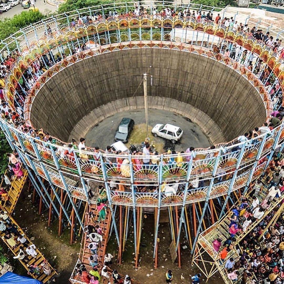 StreetArtGlobeさんのインスタグラム写真 - (StreetArtGlobeInstagram)「The Well Of Death: 🛵🕳️🚗  Known as the wall of death, motordrome, or well of death, this is a carnival sideshow featuring a large silo or barrel-shaped wooden cylinder, inside which motorcyclists, or the drivers of miniature automobiles travel along the vertical wall and perform stunts, held in place by friction and centrifugal force.   The original wall of death was built in 1911 on Coney Island in the United States.  📸 Siddharth Kaneria h/t @artneversleeps」9月14日 6時36分 - streetartglobe