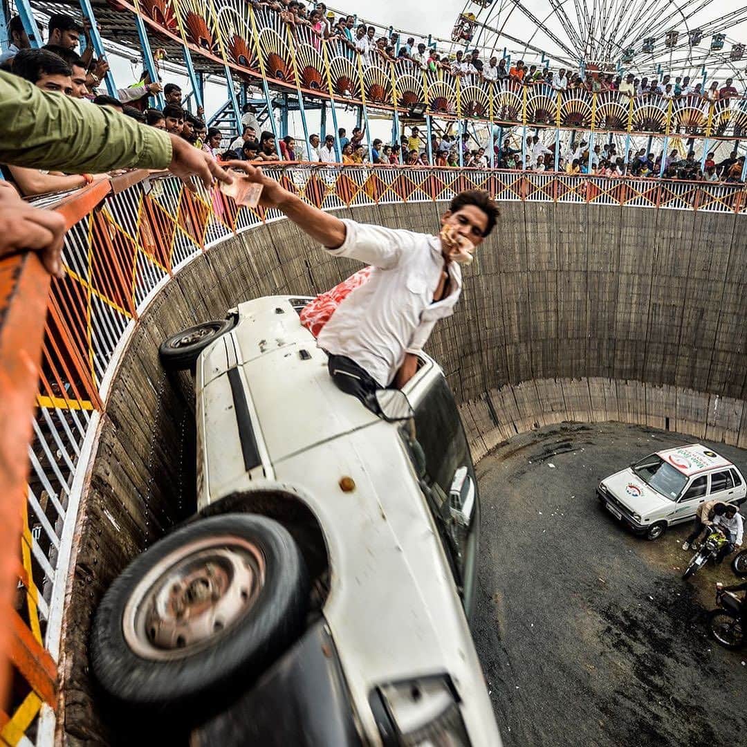 StreetArtGlobeのインスタグラム：「The Well Of Death: 🛵🕳️🚗  Known as the wall of death, motordrome, or well of death, this is a carnival sideshow featuring a large silo or barrel-shaped wooden cylinder, inside which motorcyclists, or the drivers of miniature automobiles travel along the vertical wall and perform stunts, held in place by friction and centrifugal force.   The original wall of death was built in 1911 on Coney Island in the United States.  📸 Siddharth Kaneria h/t @artneversleeps」
