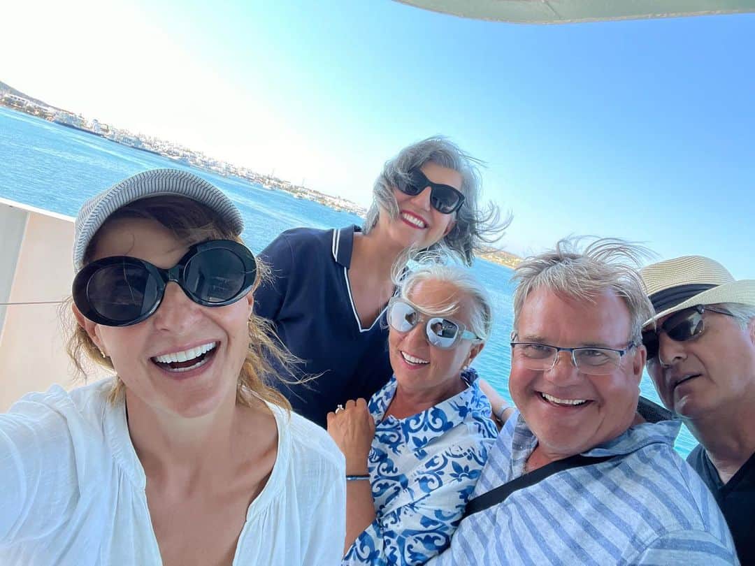 ニア・ヴァルダロスのインスタグラム：「Stay close to your family, they know the real you and yet, still love you. 🤣😎 🇬🇷❤️🇬🇷 #greece」