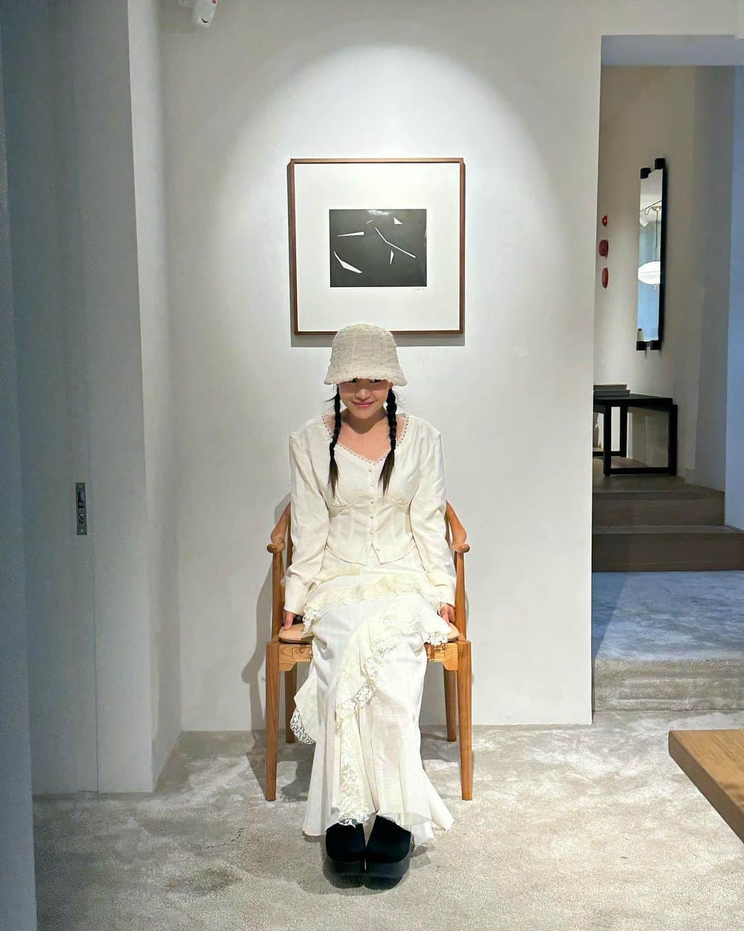 チョ・ヒョナさんのインスタグラム写真 - (チョ・ヒョナInstagram)「나에게 의자는 중요하다 테이블도  산을 바라보며 글을 쓰고 곡을 쓰는 시간에 영감이 되어주는 가구 😊  프리츠한센 🪑🪑😊🤍😃  @soo_fritzhansen  @fritzhansen」9月14日 6時49分 - tenomahj