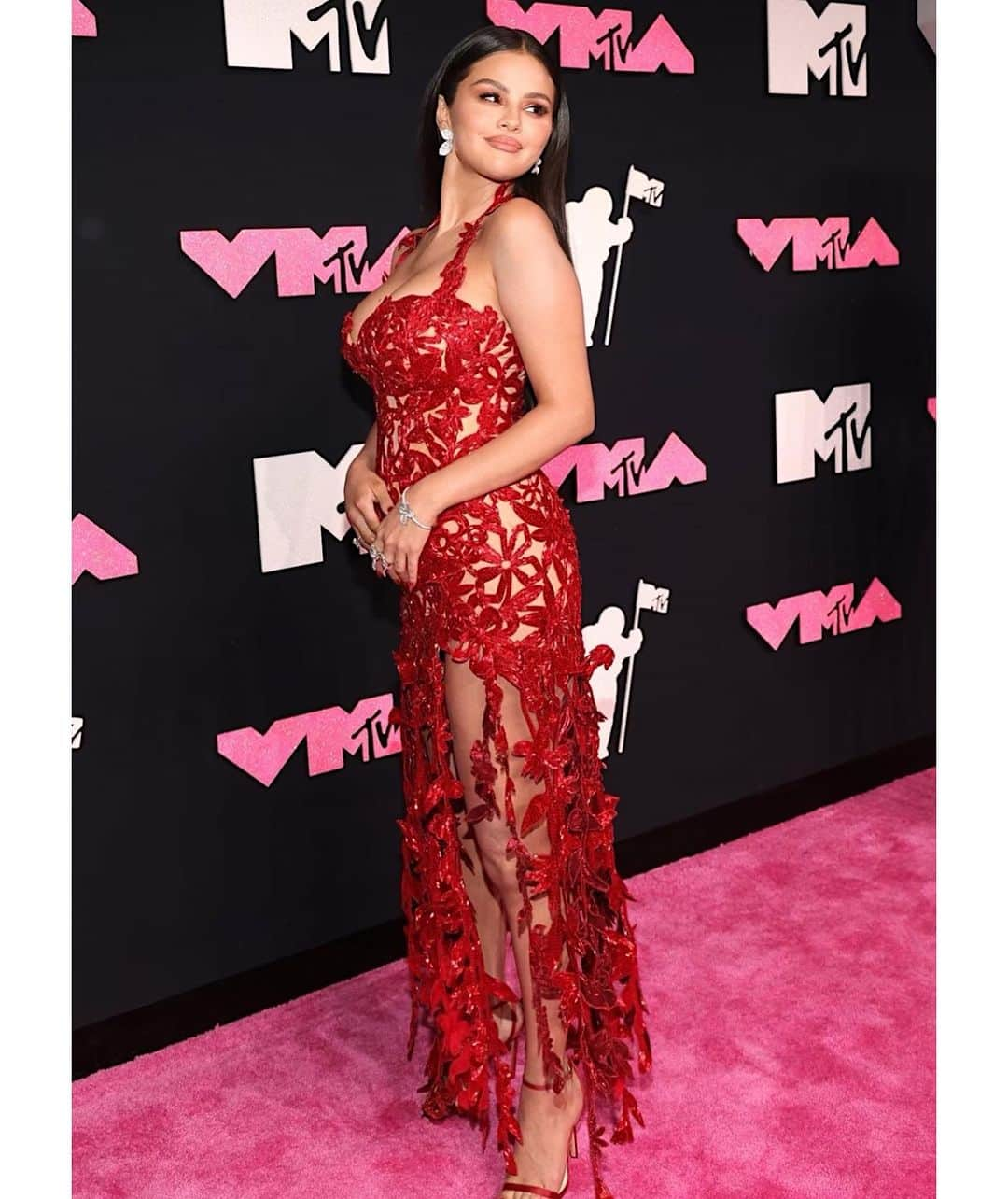 Hung Vanngoさんのインスタグラム写真 - (Hung VanngoInstagram)「Congratulations #SelenaGomez (@selenagomez) and @heisrema on your win tonight at the #VMAS @VMAS Awards ❤️❤️🌟✨💫⭐️. 👗 @erinwalshstyle  💅🏻 @tombachik  💇🏻‍♀️ @anhcotran  💄 @hungvanngo using @rarebeauty 📷 @gettyimages」9月14日 6時45分 - hungvanngo