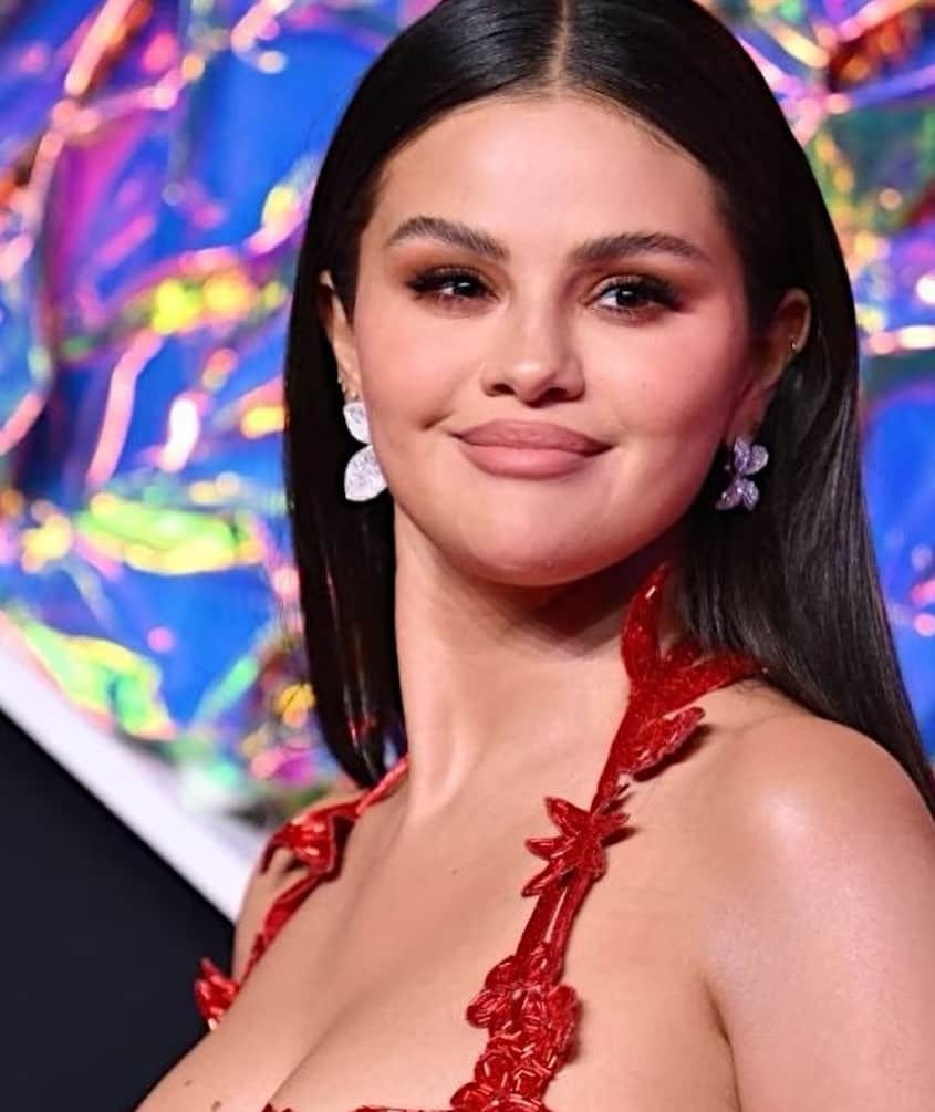 Hung Vanngoさんのインスタグラム写真 - (Hung VanngoInstagram)「Congratulations #SelenaGomez (@selenagomez) and @heisrema on your win tonight at the #VMAS @VMAS Awards ❤️❤️🌟✨💫⭐️. 👗 @erinwalshstyle  💅🏻 @tombachik  💇🏻‍♀️ @anhcotran  💄 @hungvanngo using @rarebeauty 📷 @gettyimages」9月14日 6時45分 - hungvanngo