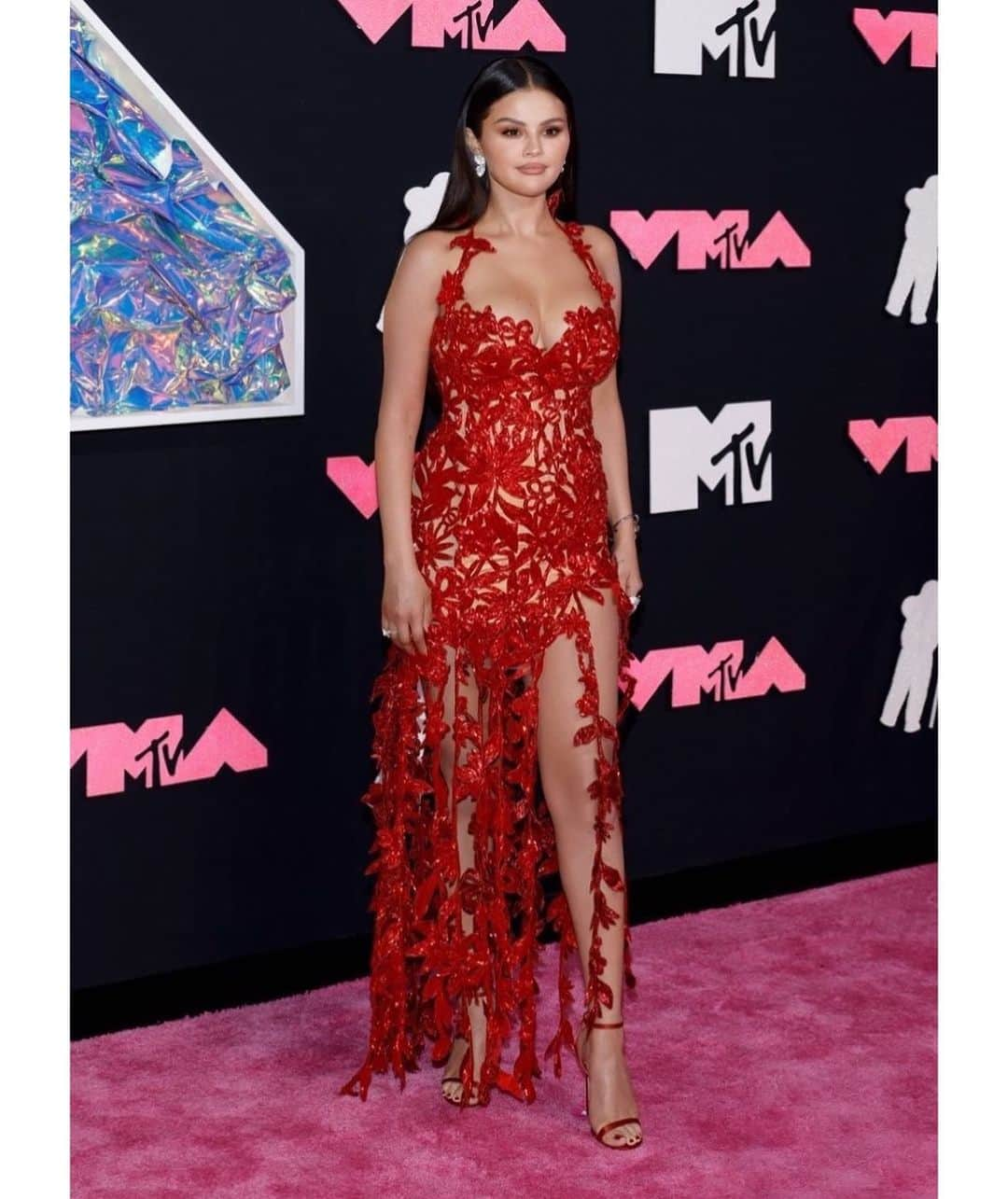 Hung Vanngoさんのインスタグラム写真 - (Hung VanngoInstagram)「Congratulations #SelenaGomez (@selenagomez) and @heisrema on your win tonight at the #VMAS @VMAS Awards ❤️❤️🌟✨💫⭐️. 👗 @erinwalshstyle  💅🏻 @tombachik  💇🏻‍♀️ @anhcotran  💄 @hungvanngo using @rarebeauty 📷 @gettyimages」9月14日 6時45分 - hungvanngo