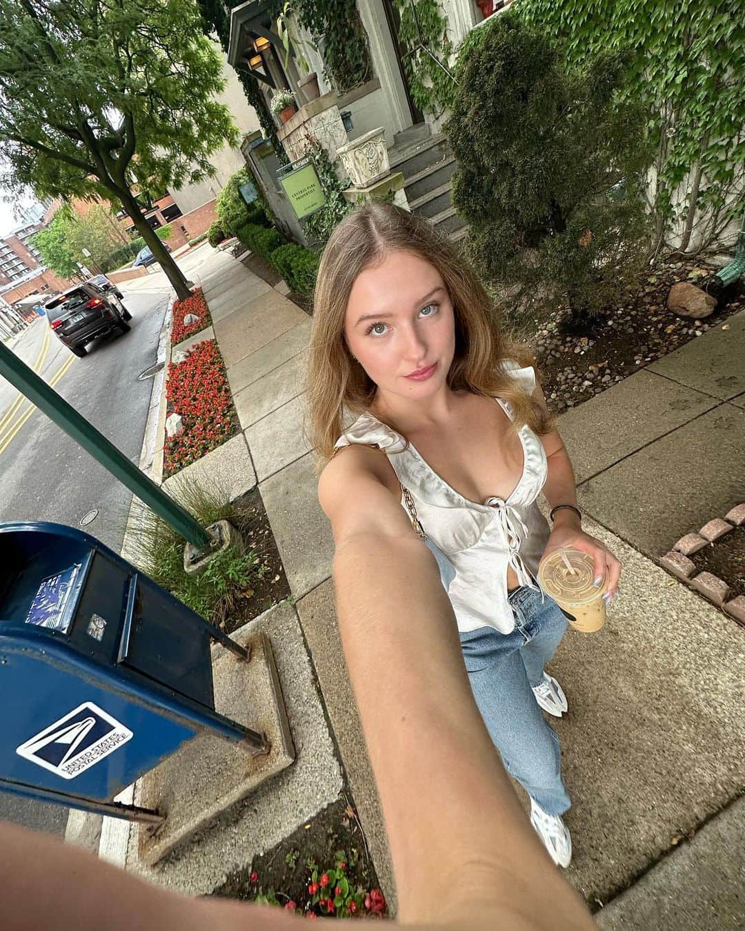 クリスティーナ・カレイラのインスタグラム：「Summer time is over😢 • • • • #summer #friends #montreal #michigan #travel #dog #puppies #figureskating #happy #fall」