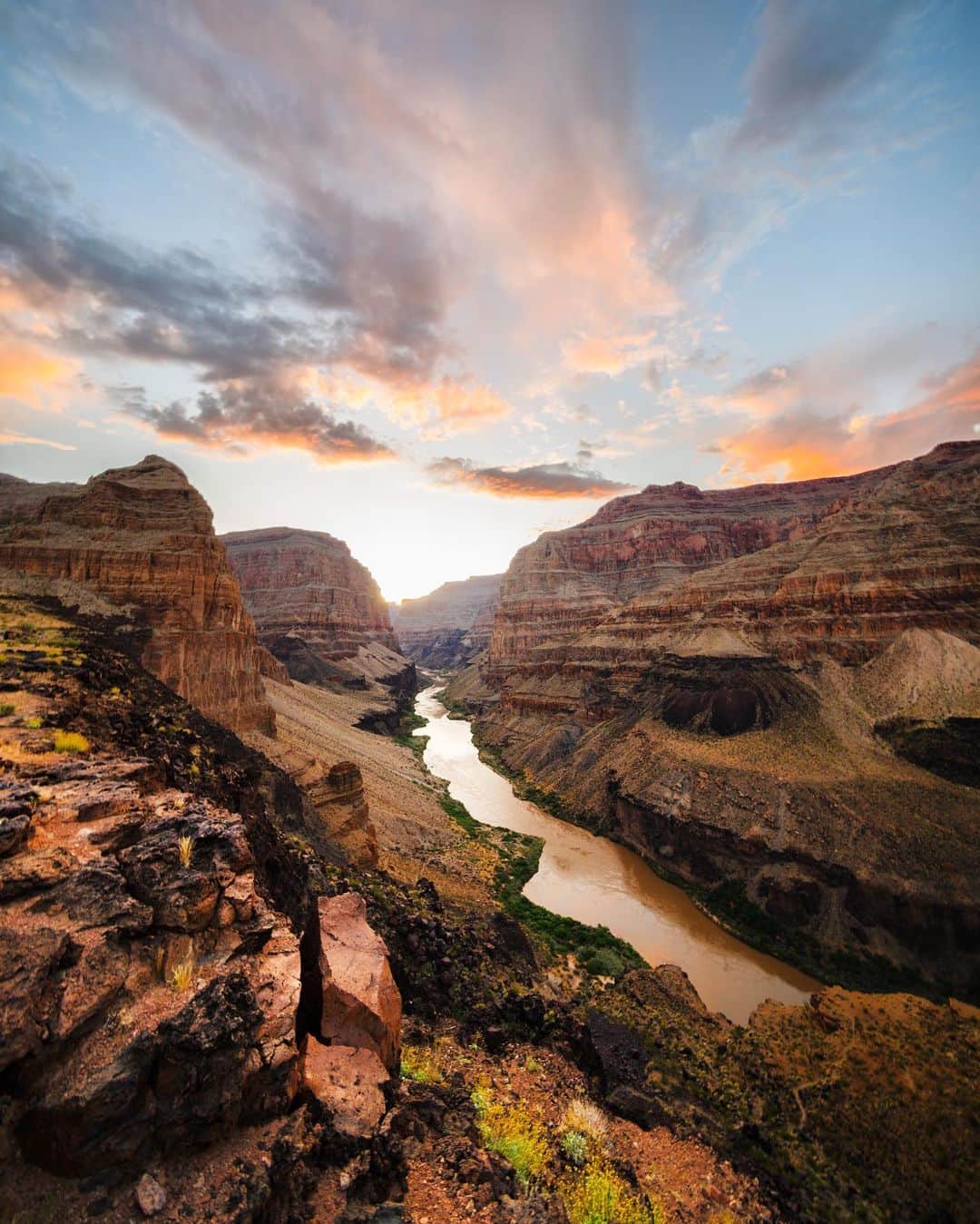 クリス・バーカードのインスタグラム：「I always wonder what other pairs of feet have touched the earth in special corners like this one… who else’s eyes have laid on the grandeur of the stretching canyon. How long was this land completely undisturbed before a human happened upon the sight?  Nature is special in the fact that it continues to exist and function regardless of our presence… cycling with the seasons, weather, and wildlife before we arrived and likely long after we depart. Perhaps that’s why we are constantly drawn to it… a place where control is unattainable and our presence is simply all that is required.」