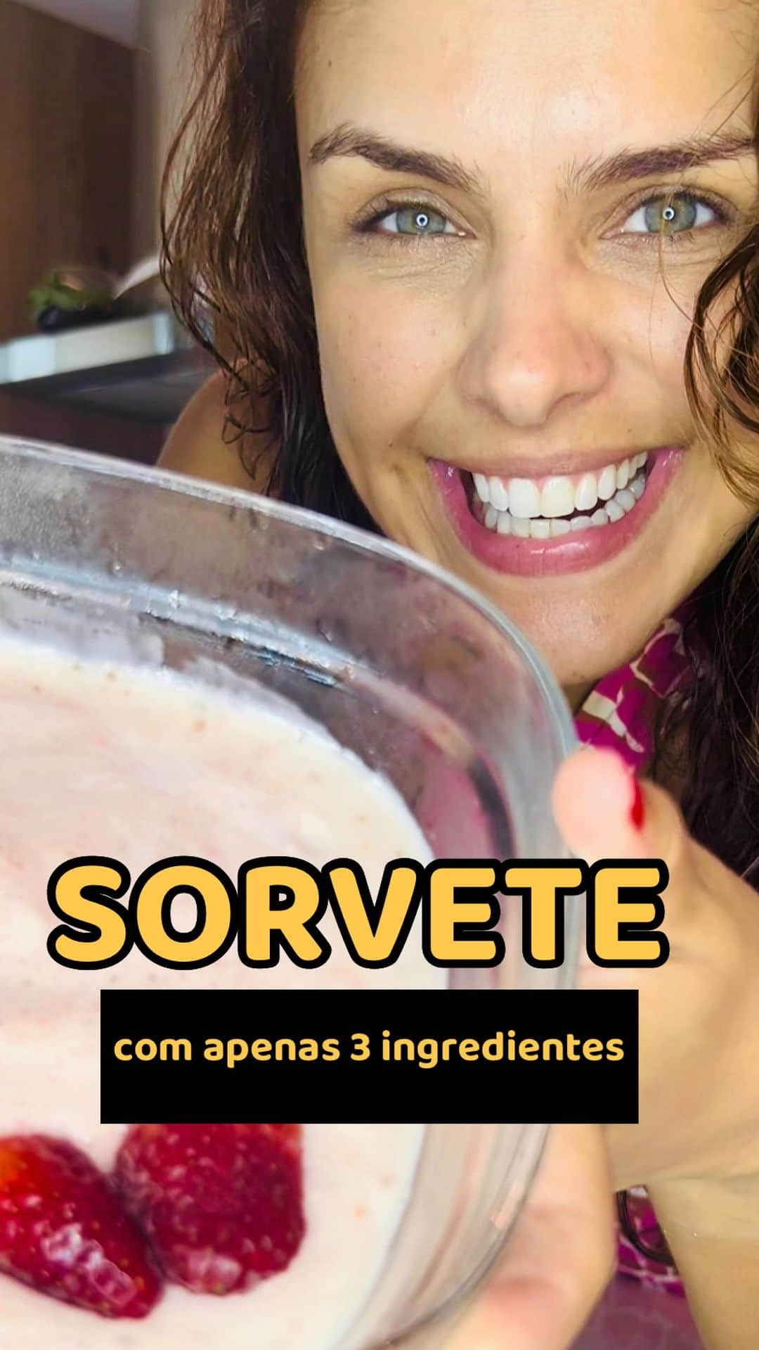 パロマ・バーナーディのインスタグラム：「SORVETE (COM 3 INGREDIENTES) ツ  ↳ Receita  - banana ( 2 bananas )  - morango ( 1 caixa )  - leite de coco ( 1 xícara )   Modo de Preparo:   - Corte as bananas em fatias.  - Lave e corte os morangos em pequenos pedaços. - Leve para o congelador por duas ou três horas. - Depois misture as frutas e o leite de coco. Bata no liquidificador até ficar uma consciência uniforme.  - Coloque em um recipiente e leve novamente para o congelador por duas ou três horas e está pronto! 🍧  Obs: Sorvete sem lactose, sem açúcar e é muito refrescante! Podemos comer sem culpa! rs…  #PalomaNaCozinha #PalomaSendoPaloma #Receita #ReceitaFácil #sobremesa #sorvete #sorvetefit #sorvetecaseiro」