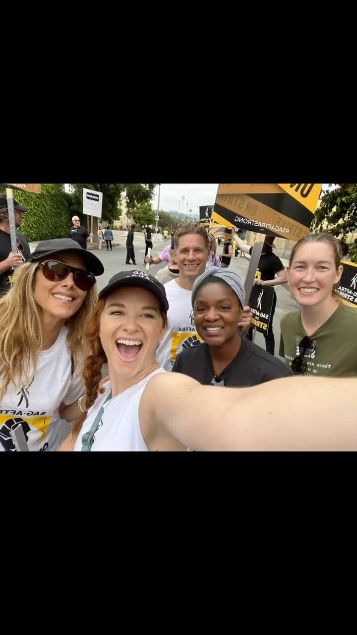 サラ・ドリューのインスタグラム：「#sagaftrastrong and #wgastrong with @kimraver #mattlauria @mattmcgorry @yaanikingmonds @marlanahope @theerincahill @sagaftra @wgawest」