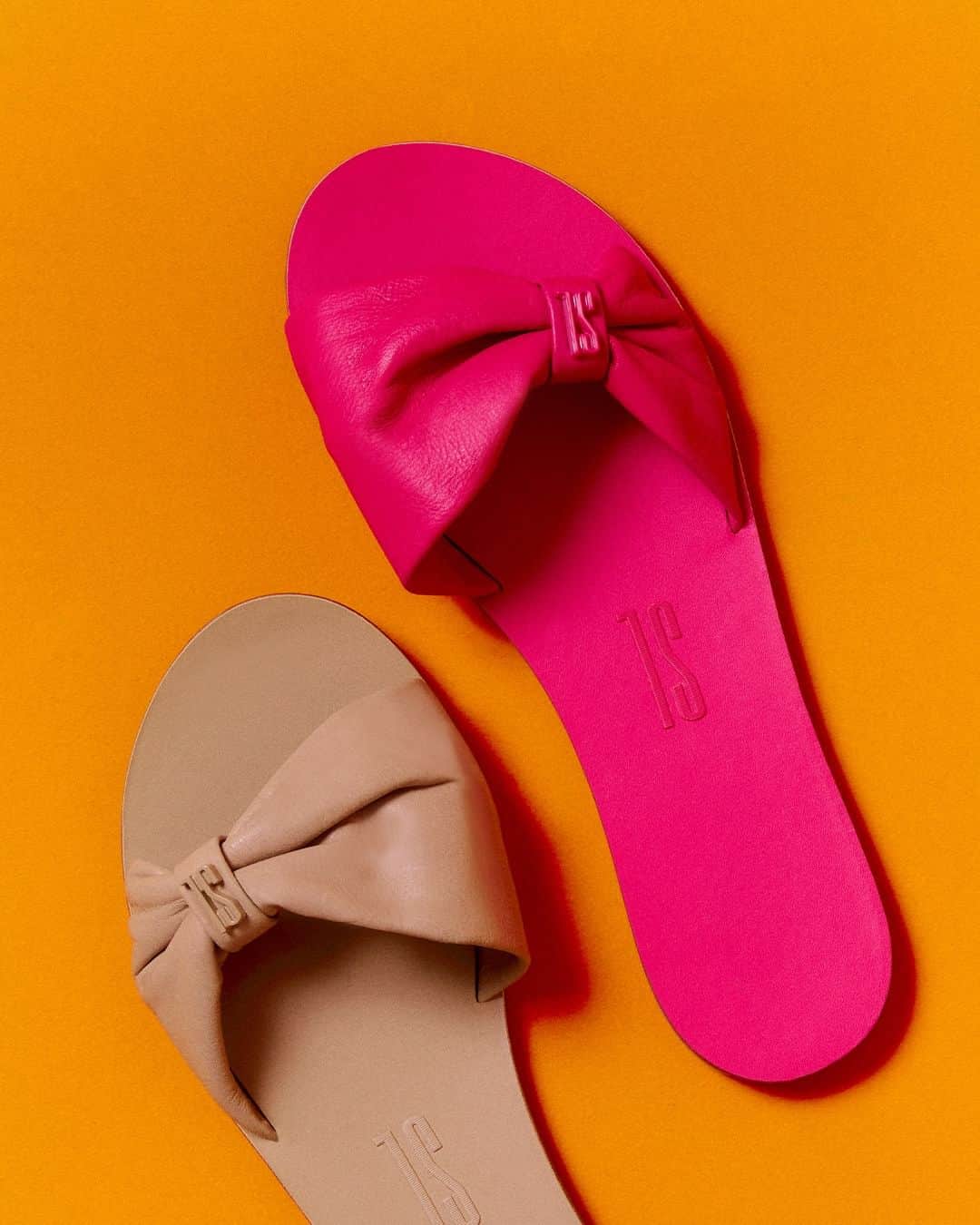 Santa Lollaのインスタグラム：「Quem disse que as flats precisam ser básicas? O novo modelo com laço acolchoado no cabedal deixa o shape ainda mais despojado e fashionista. Destaque especial para o detalhamento do logo SL esmaltado na mesma cor do produto. [ R$149,90 cada ] #santalolla #santalollaverao24 #flats #colors」