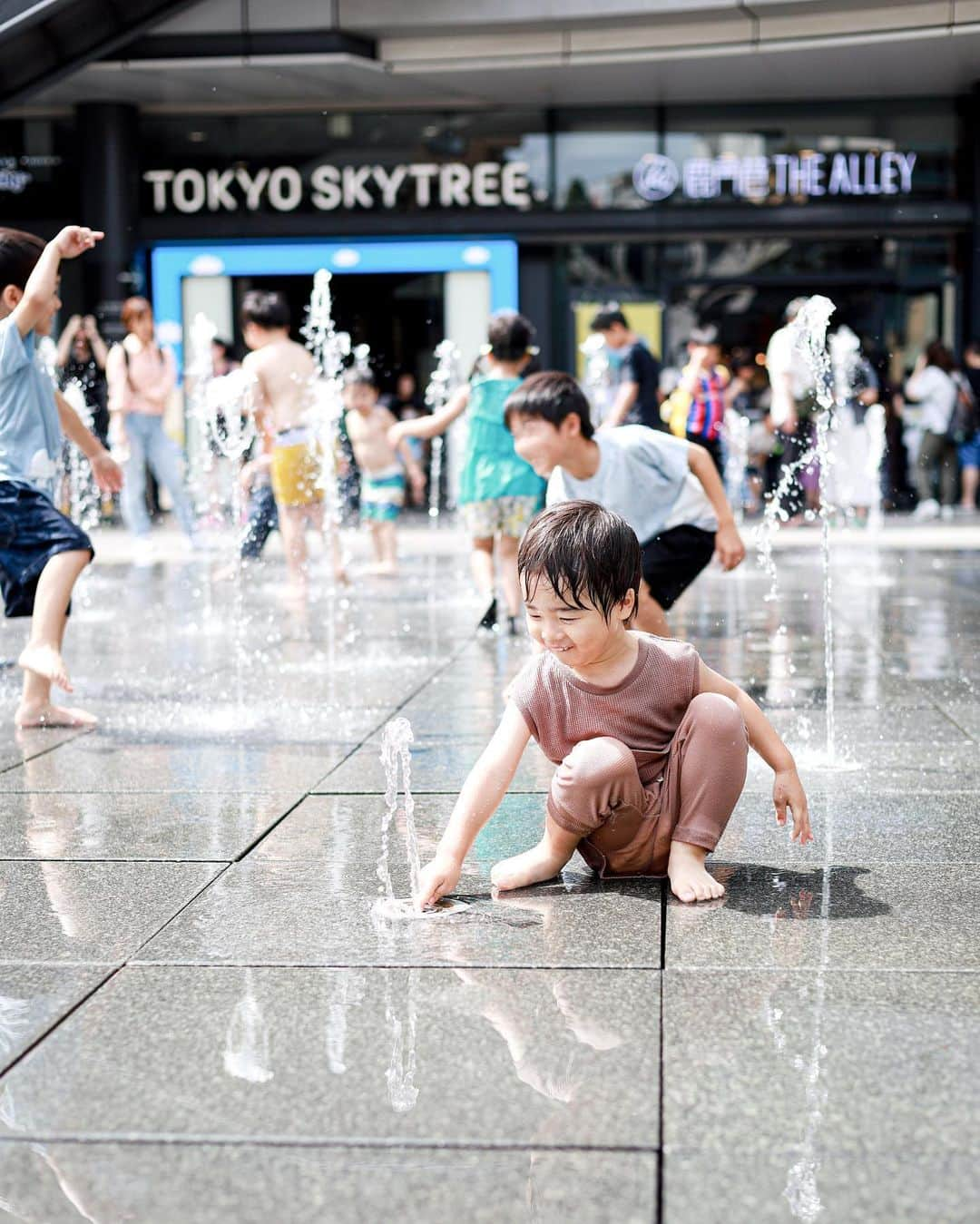 墨田区のインスタグラム：「まだまだ、残暑が続きますね!☀️🏖️ ソラマチでは、子どもたちの笑顔でいっぱい💦👧👦  1枚目は、ソラマチで水遊びに熱中するお子さんの様子👧👦 夏の暑さも吹き飛ばすような、キラキラまぶしい水しぶきと笑顔です☺✨ 2枚目は、風鈴の音色と、肩に乗せられたお子さんの声が写真から聞こえてくる ような、そんな元気いっぱいのショット。🎐 👨‍👦 たくさんはしゃいで、素敵な思い出を作ることができました🏊‍♀️🎈  撮影者: #すみだカメラ部10選 @m12070828t  #墨田区#すみだ#sumida#東京#tokyo#わたしのすみだ自慢#これもすみだのシティプロモー ション#夏 #ソラマチ #親子 #風鈴 #夏の思い出 #水遊び #父と子 #夏の冒険 #夏の楽しみ #幸せの瞬間」