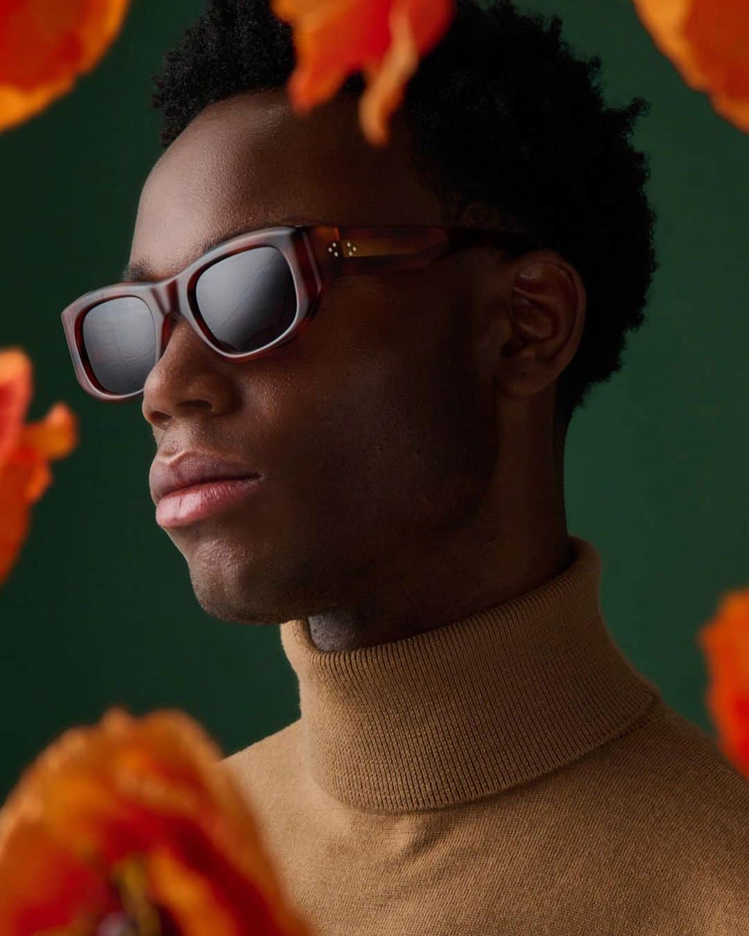 ジーエルシーオーのインスタグラム：「Laguna Sun in Vintage Burnt Tortoise.  Punctuated by six pins, Laguna blends seamlessly from front to side with continuous lines and surfaces at every angle. Large bevels and thick temples give this unisex frame a feeling from the past and future.」