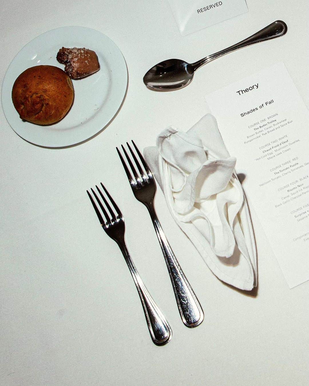 セオリーさんのインスタグラム写真 - (セオリーInstagram)「A monochrome menu created by Paris-based chef @alixlacloche , each dish inspired by the shades of our fall campaign—white, brown, red, black, and grey. #TheoryMonochrome  Photography by @ok__mccausland  Event production by @careofchan」9月14日 7時10分 - theory__