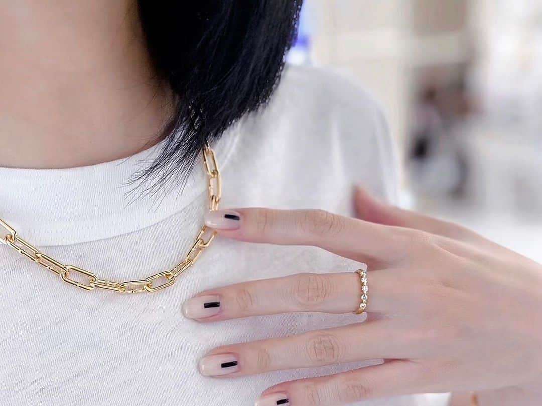 カオルコのインスタグラム：「シンプルTとゴールド  #bottegaveneta  #jewelry  #fashion #myfavorite  #gold  #accessories」