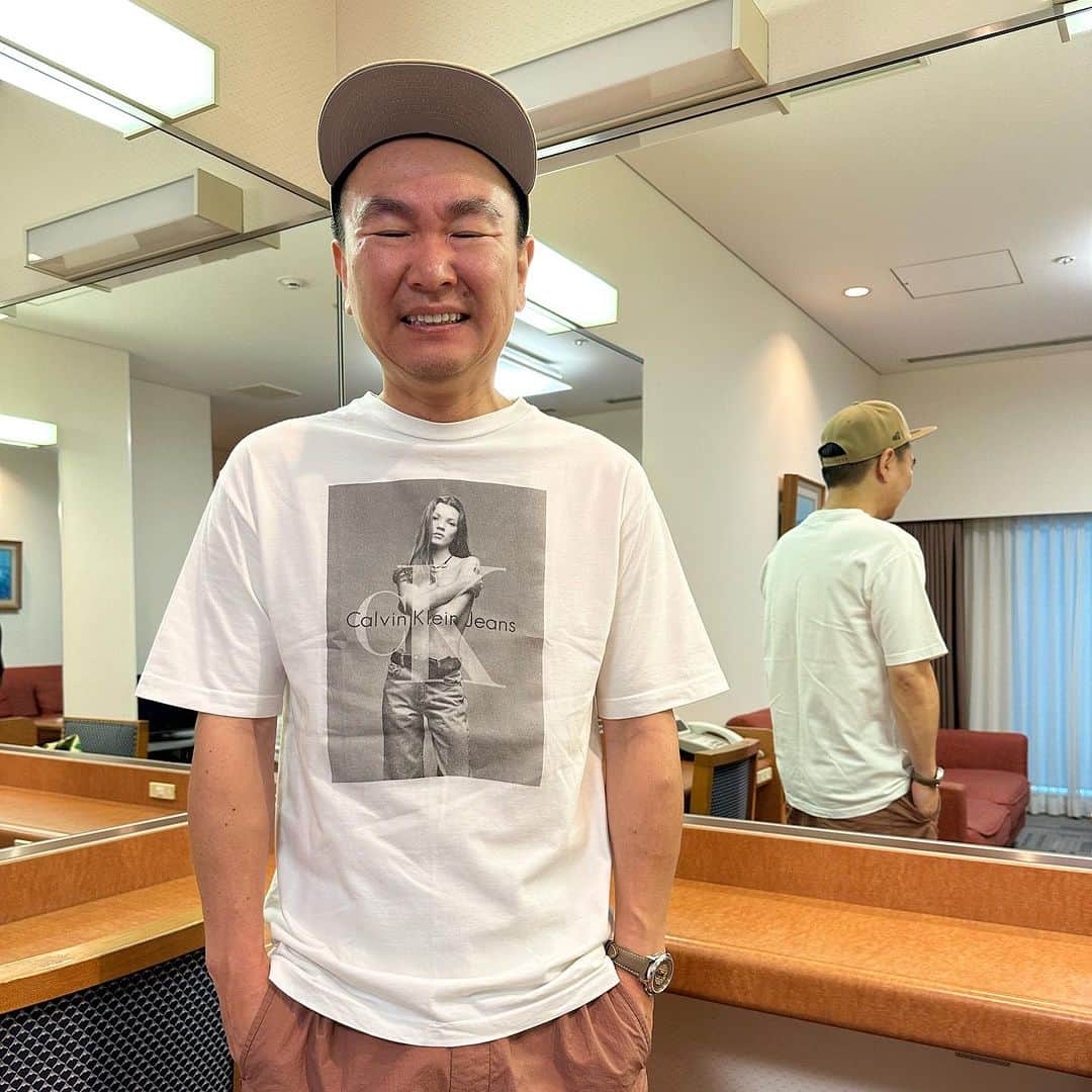 のインスタグラム：「。 今日は今から生放送🛀  なんかこんなポーズだったような😂  朝早起きは顔がむくんじゃう  しっかりリンパ流してもらわなきゃ🛀🛀🛀  VCMまであと少しですね🔥  各店舗のインスタ見てるだけで楽しいですなー😂  そんな私の今日のTシャツは、CK✖️ケイトモス✖️ブルースウェーバー✋  これMサイズだけど、 LかXL出てきたらもう一枚買おう🔥  めちゃくちゃ良い🤩🤩🤩  サンクチュアリ✖️weberのTシャツめちゃくちゃ楽しみ😂  絶対買おう🔥🔥🔥🔥🔥  #ヴィンテージtシャツ  #ヴィンテージ古着  #weber  #かまいたち山内  #ck #カルバンクライン」