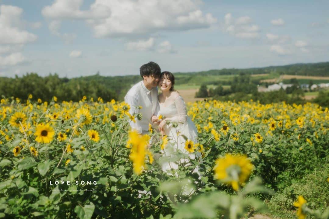 STUDIO SOLAのインスタグラム：「真夏の日差しが届いて、 どこまでも夏の情景だった日。  フラワーランドとチャペルと。 ひとつひとつの瞬間が、たくさんの愛で詰まってたような気がする。  9月は9/15〜9/30、 美瑛に滞在しております◎  たくさんのおふたりと素敵な出会いがあることを、 楽しみにしております🍀  撮影のご指名も、お待ちしております◎  Photographer : @kei.deco.ph   毎年大好評の 北海道スタジオSOLAが 2023年は6月〜10月で期間限定OPEN🌻 ⁡ 詳しくは最寄りの店舗までお電話またはメールにて お気軽にお問い合わせ下さい☺️ ⁡ デコルテ公式アカウント ▷▷ @decollte_weddingphoto ⁡ スタジオアクアSOLA ▷▷ @studiosola_hokkaido  ⁡ ⁡ #d_weddingphoto #デコルテフォト #スタジオソラ #美瑛前撮り　 #スタジオSOLA #北海道ウェディング　 #撮る結婚式 #紅葉前撮り　 #ウェディングフォト #フォトウェディング #フォトスタジオ #花嫁 #プレ花嫁 #卒花嫁　 #関東花嫁 #リゾートウェディングフォト #花嫁準備 #前撮り #道産子花嫁さんと繋がりたい  #道産子花嫁  #結婚式準備  #ヘアメイク #洋装前撮り 　 #ドレス試着 #北海道前撮り  #ウェディングフェア #プレ花嫁さんと繋がりたい #全国のプレ花嫁さんと繋がりたい #日本中のプレ花嫁さんと繋がりたい」
