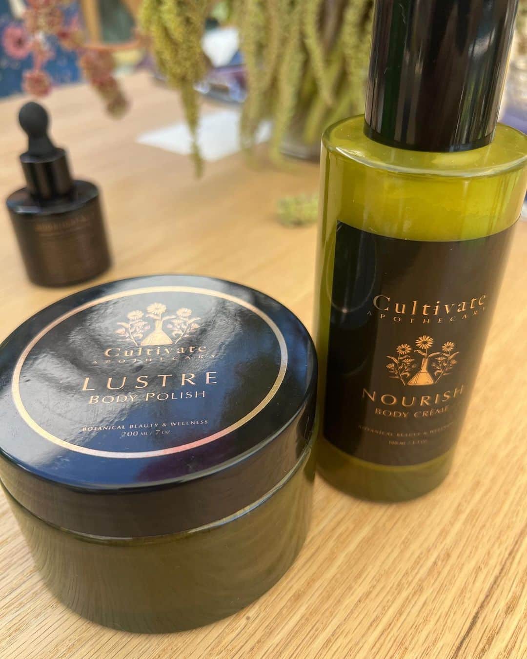 ミシェル・モナハンさんのインスタグラム写真 - (ミシェル・モナハンInstagram)「Meet @thejillrowe, founder of newly launched @cultivateapothecary. 🍃This woman is an inspiration! A former chef and now co-proprietor of @stonegatefarmny, Jill has literally cultivated and curated the most beautiful farm to table potions! 💫 There are serums, and toners and masks oh my! This small-batch, organically grown skincare is at its finest - and made with so much love. 🫶 Congratulations Jill. I can’t stop smelling this goodness! #wcw #farmgirls #cultivatebeauty」9月14日 7時18分 - michellemonaghan