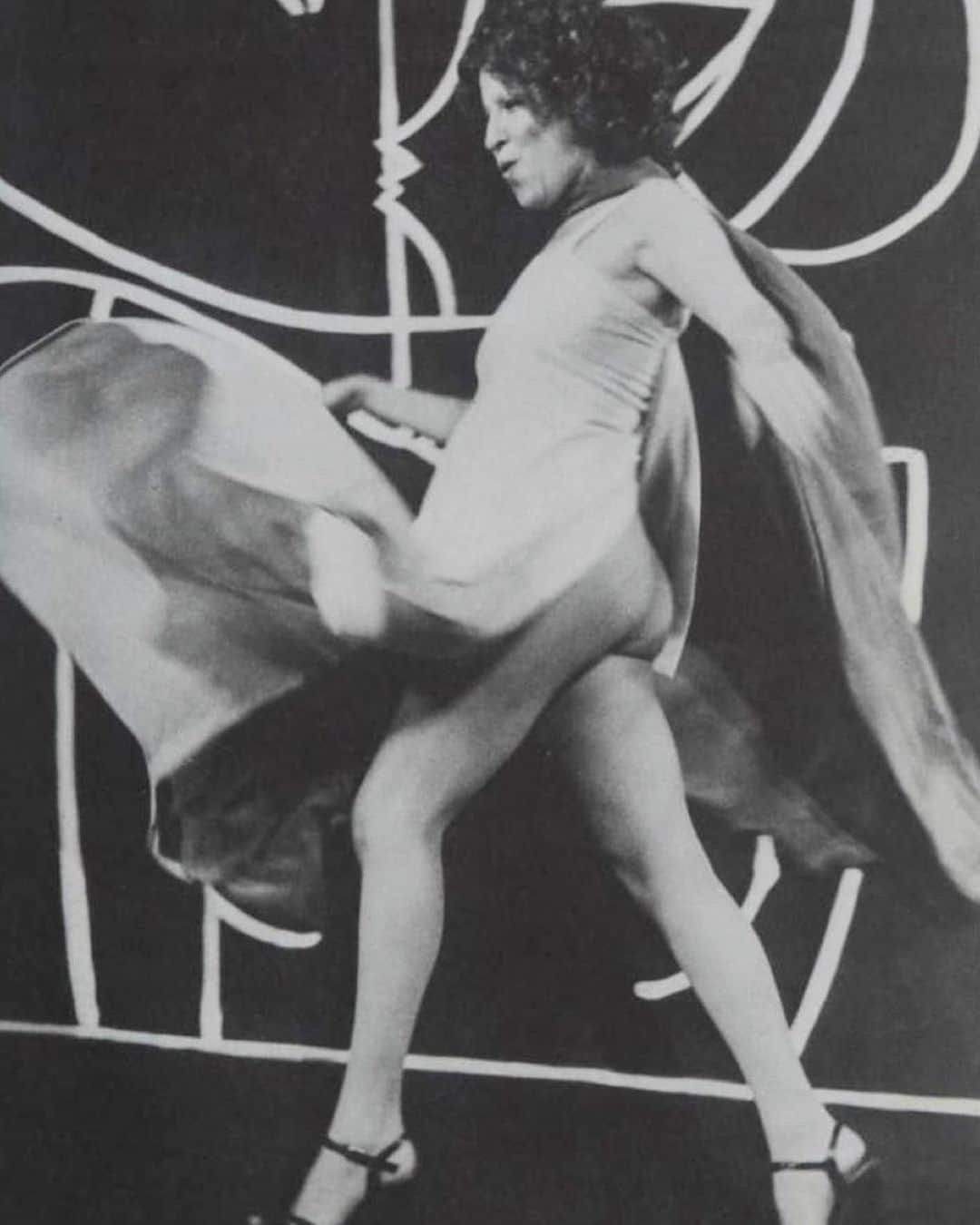 マリサ・トメイのインスタグラム：「#BetteMidler showing off her assets as she accepts Harvard's Hasty Pudding award for Woman of the Year, 1976.」