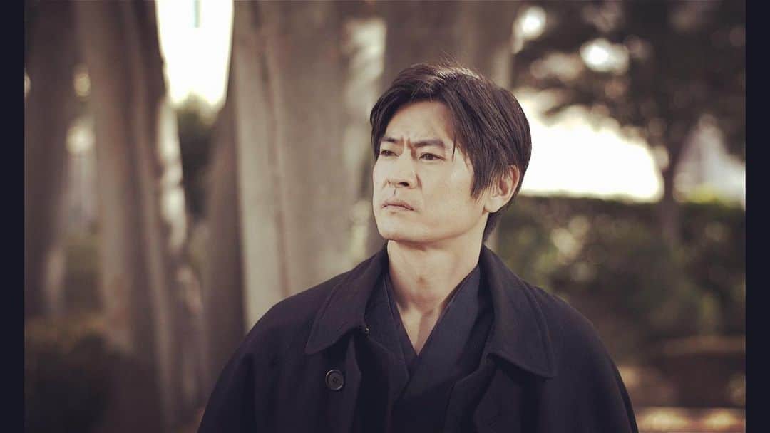 窪塚俊介のインスタグラム：「没後75年となる太宰治氏による原作の映画『未帰還の友に』✒️ 12月15日（金）からアップリンク吉祥寺にて順次全国公開となります🎞️ ↓↓↓ 本作の原作「未帰還の友に」は、1946年5月号の「潮流」に発表された短編。戦争に出征したまま未だ帰って来ない教え子の身の上を案じながら、太宰を思わせる語り部の“先生”が懐かしく、にがく回想する物語だ。戦争下で当たり前の生活が一変していく様を描いただけでなく、出征した教え子の恋愛心理の機微と、戦争によってちりぢりになってしまった人間の儚さも描かれている。  季節は変わって冬になっておりますが、頭の片隅に置いてもらえたら幸いですm(__)m  #未帰還の友に  #太宰治  #アップリンク吉祥寺」